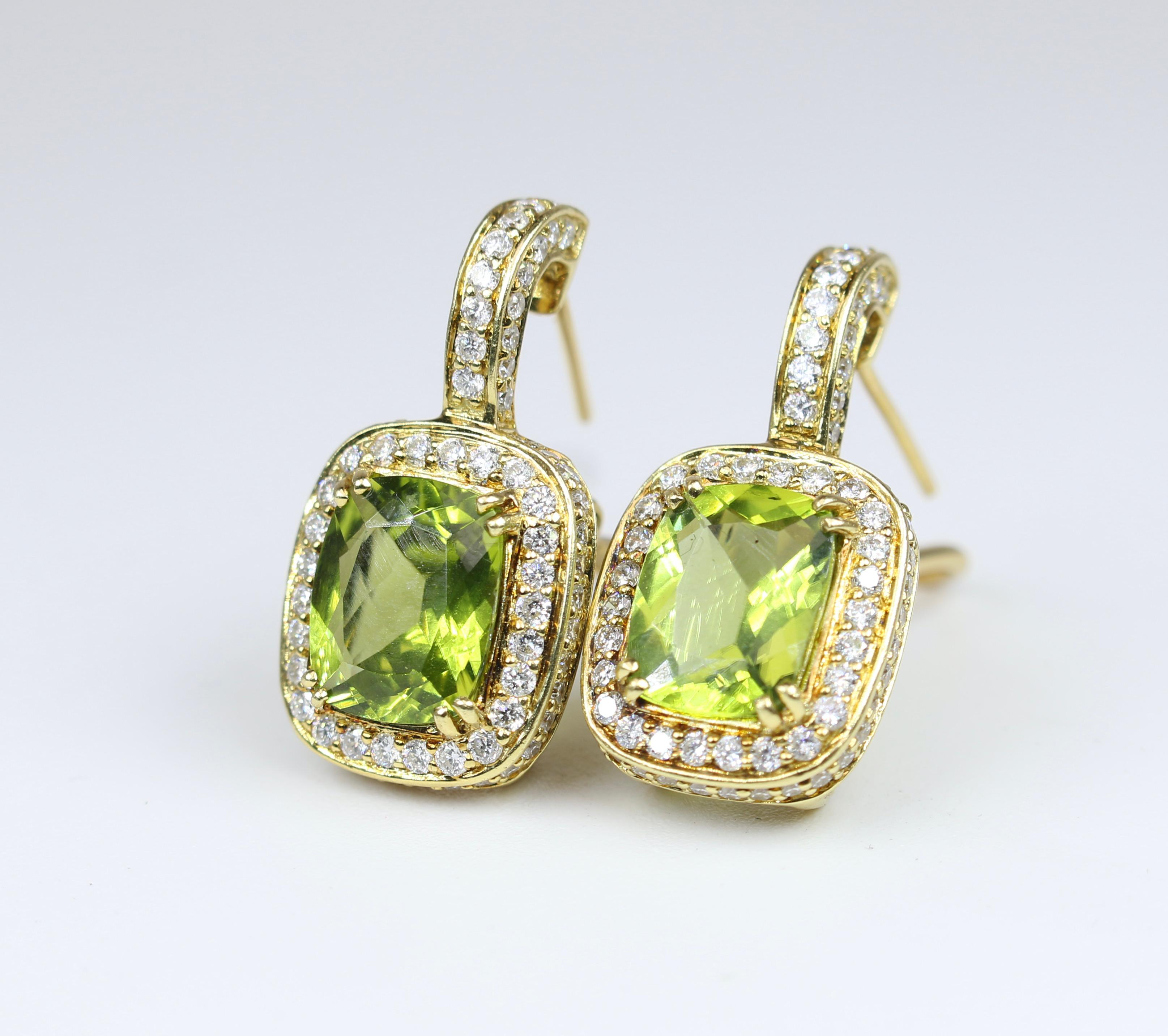 boucles d'oreilles en or jaune 18K et péridot en diamant 
11::6 grammes
.5 pouce de diamètre
1 pouce de longueur