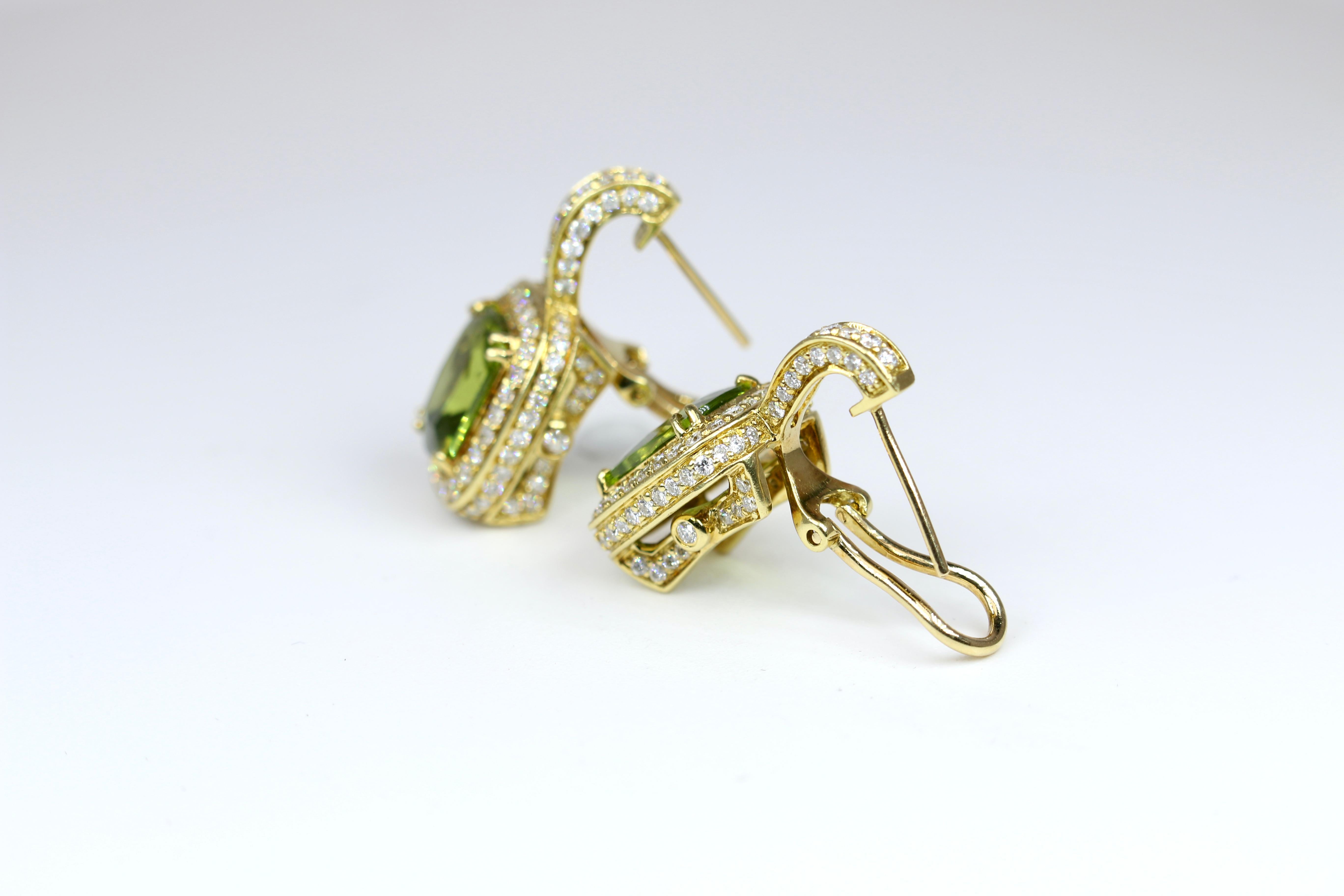 Moderne Boucles d'oreilles en or jaune avec péridot et diamant