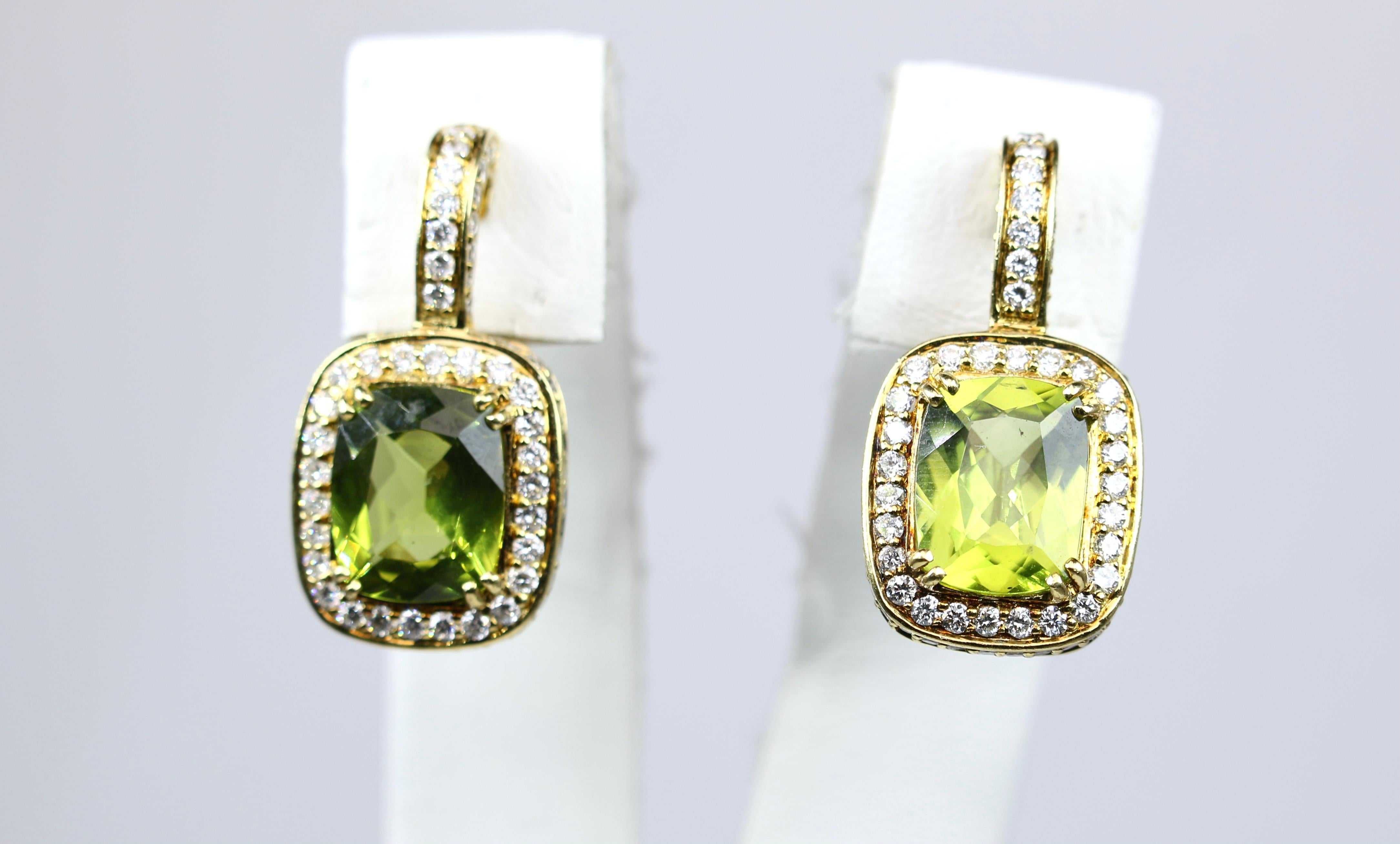 Taille coussin Boucles d'oreilles en or jaune avec péridot et diamant