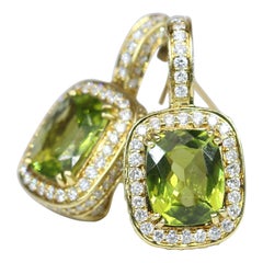 Boucles d'oreilles en or jaune avec péridot et diamant