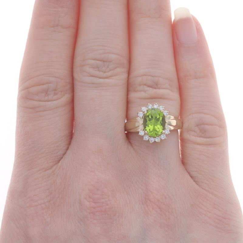 Taille ovale Bague en or jaune 14 carats avec péridot ovale 2,21 carats en vente