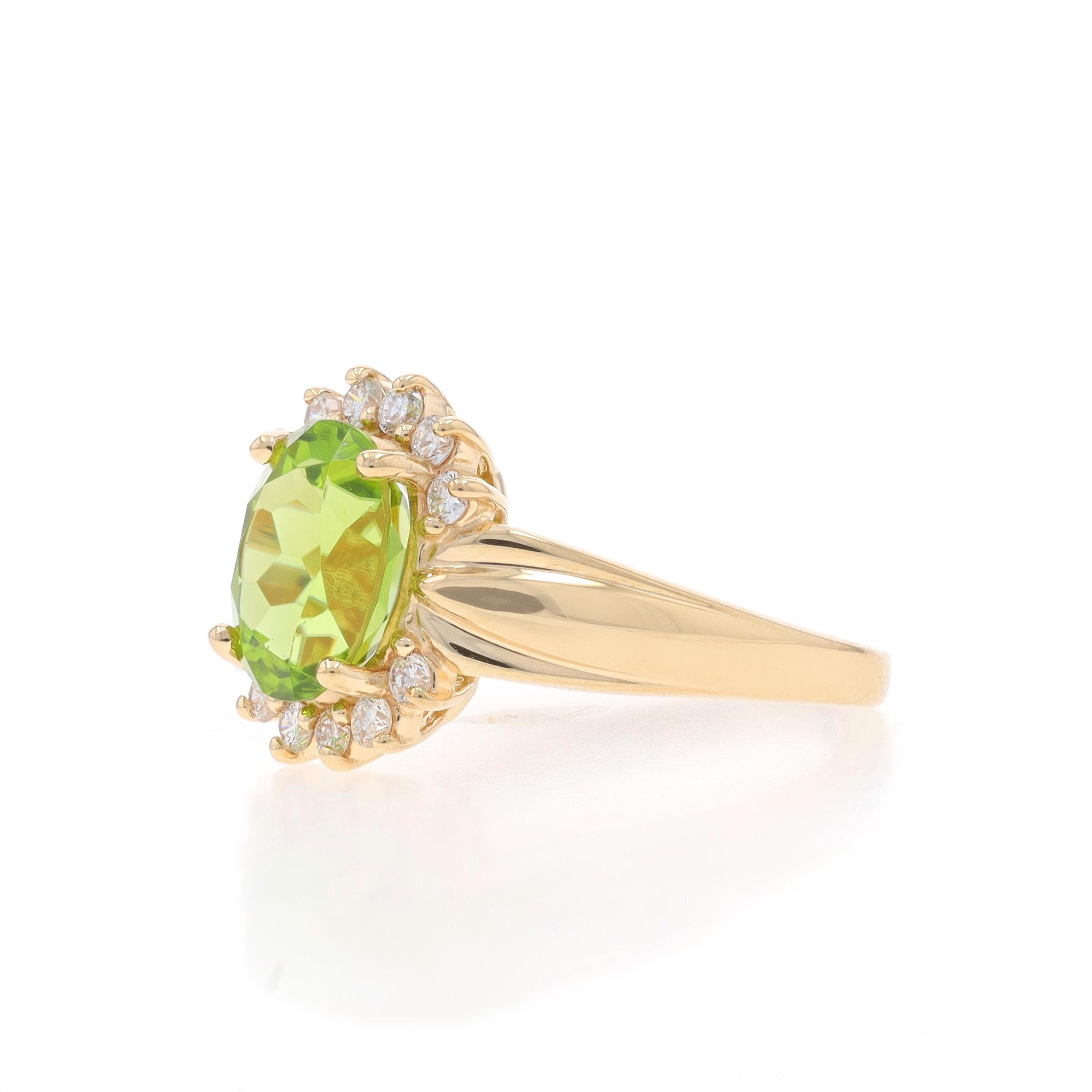 Bague en or jaune 14 carats avec péridot ovale 2,21 carats Bon état - En vente à Greensboro, NC