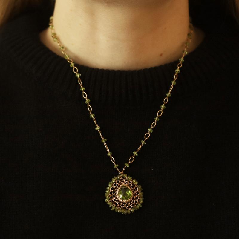Donna Collana aureola in oro giallo con peridoto da 19