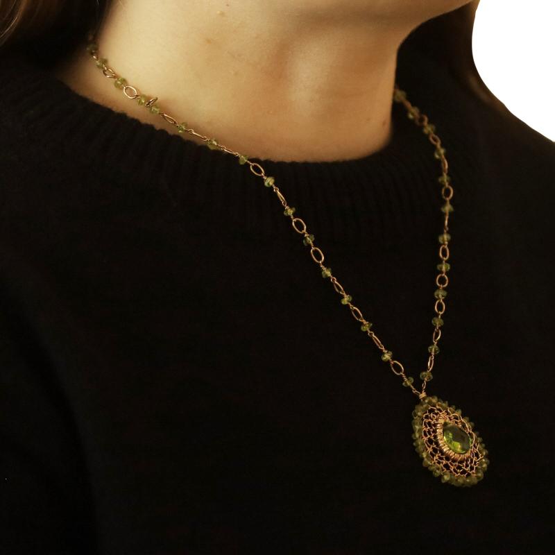 Collana aureola in oro giallo con peridoto da 19