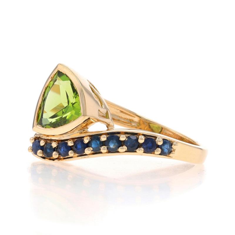Yellow Gold Peridot & Sapphire Bypass Ring - 10k Trillion 2.14ctw In Excellent Condition For Sale In Greensboro, NC
