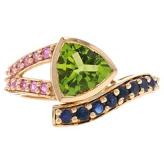 Bague bypass en or jaune avec péridots et saphirs - 10 carats trillion 2,14 carats