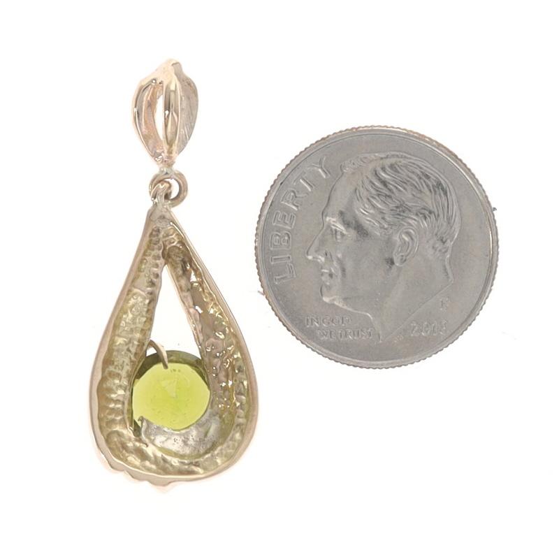 Yellow Gold Peridot Solitaire Pendant - 14k Round 1.70ct Teardrop Twist In Excellent Condition For Sale In Greensboro, NC