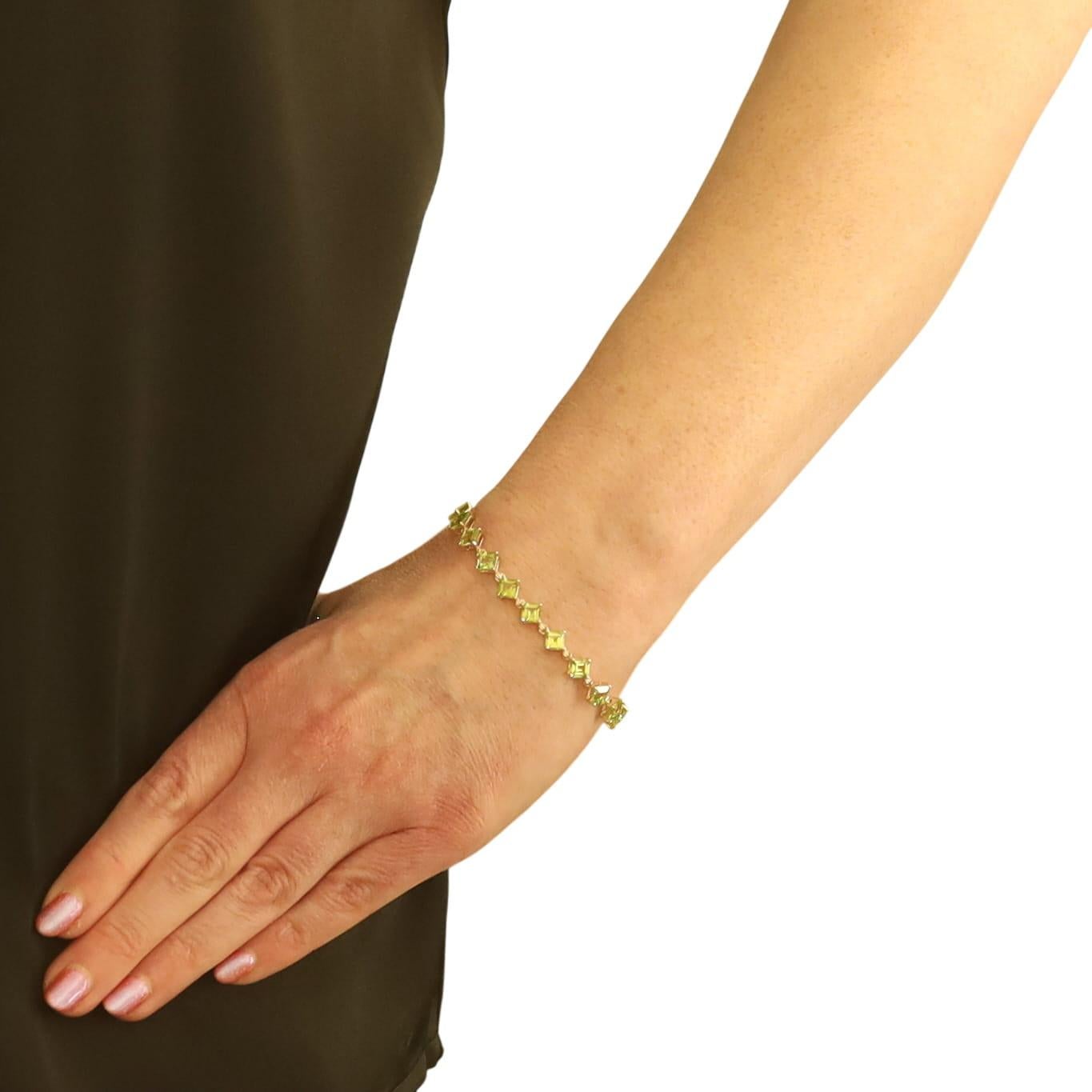 Contenu du métal : Or jaune 10k

Informations sur les pierres

Péridot naturel
Carat(s): 13.00ctw
Coupe : Carré

Total des carats : 13.00ctw

Bracelet Style: Tennis Link
Type de fermeture : Fermoir à onglet avec deux fermoirs de sécurité