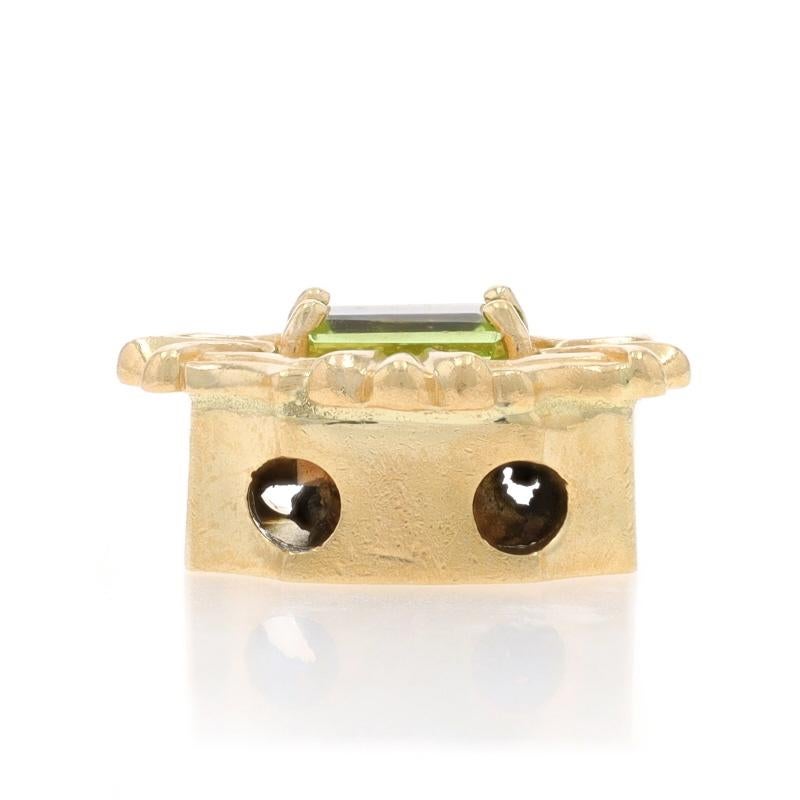Taille baguette Charm en or jaune avec péridot solitaire vintage Slide - 14k Baguette .38ct en vente