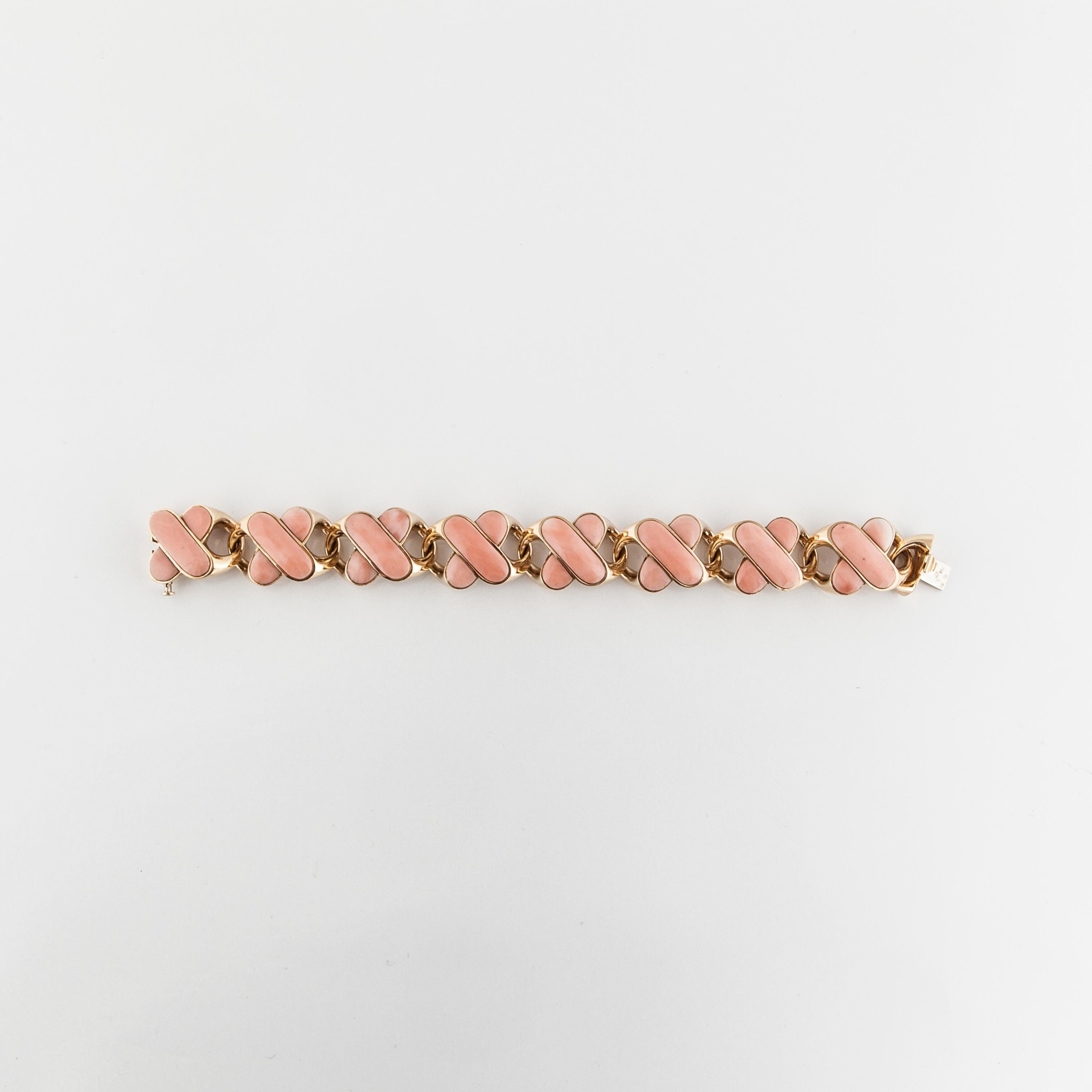 18K Yellow Gold Pink Coral French Bracelet In Good Condition In Houston, TX