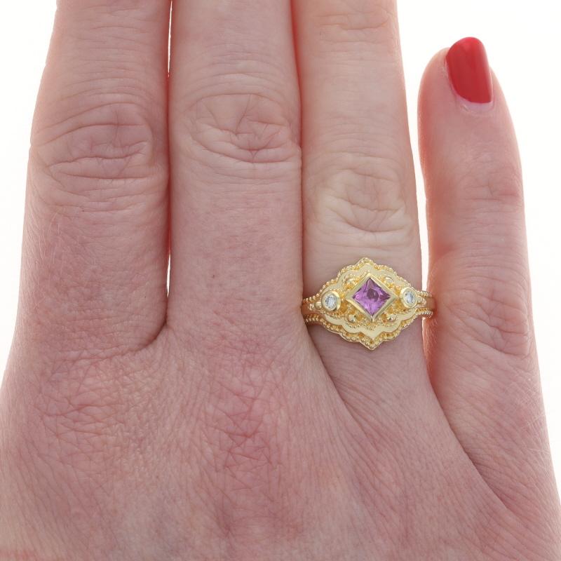 Talla: 6 3/4
Tasa de tallaje: 2 tallas más por 100 $ o 1 talla menos por 80 $.

Contenido de metal: Oro amarillo de 18 quilates

Información sobre Stone

Zafiro rosa natural
Tratamiento: Calentamiento
Quilate(s): .35ct
Cortar: Princesa

Diamantes
