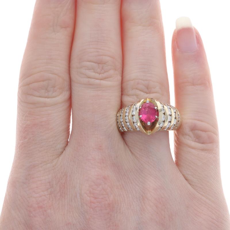 Taille ovale Bague en or jaune avec spinelle rose Diamond - 14k Oval 2.45ctw en vente