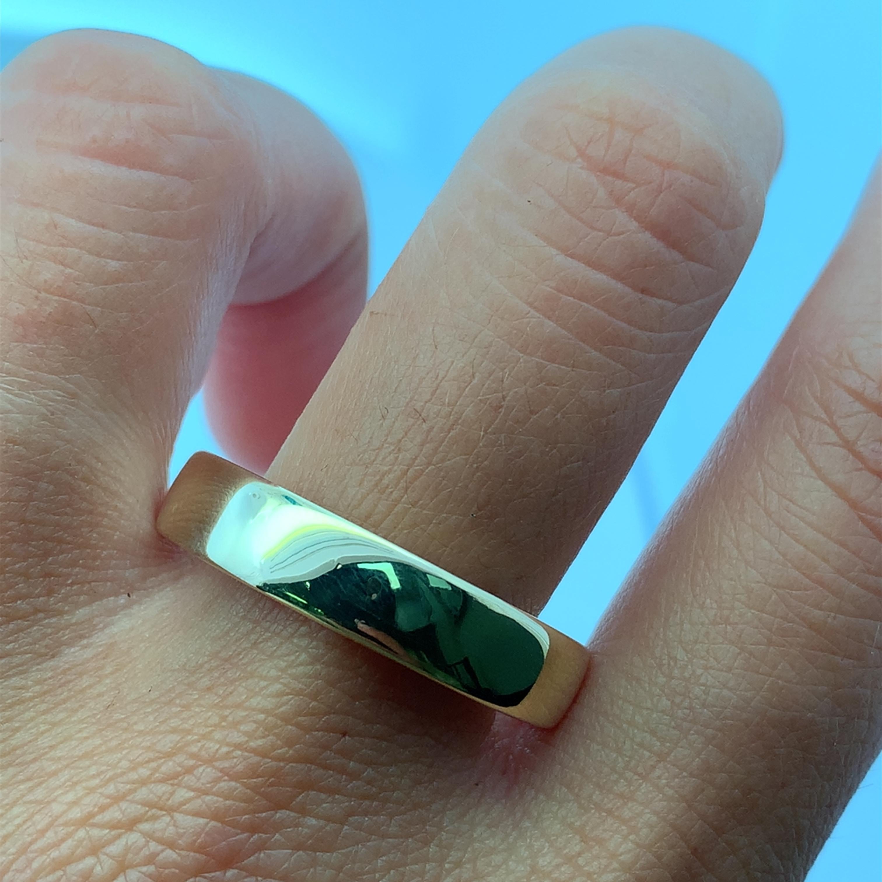 Erhöhen Sie Ihren Stil mit diesem klassischen Ring aus 9 Karat Gelbgold. Dieses zeitlose Schmuckstück aus strahlendem Gelbgold strahlt Raffinesse und schlichte Eleganz aus. Dieser Ring ist ein perfektes Symbol der Hingabe oder eine schicke Ergänzung