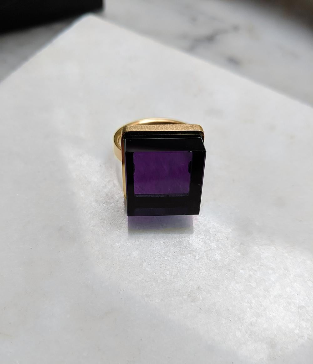 Bague de style Art déco en or jaune plaqué avec améthyste foncée, présentée dans Vogue en vente 9