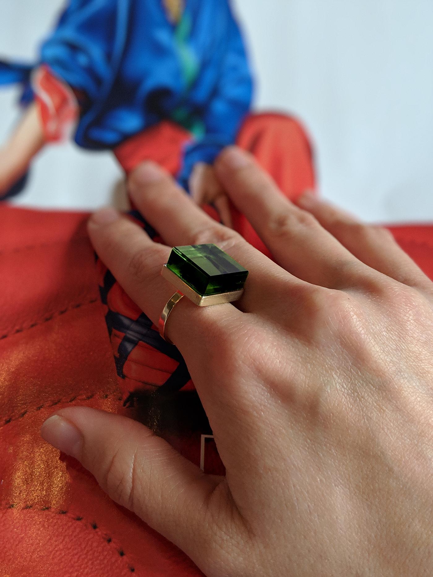 Bague en argent sterling plaqué or jaune avec quartz vert présentée dans Vogue Unisexe en vente