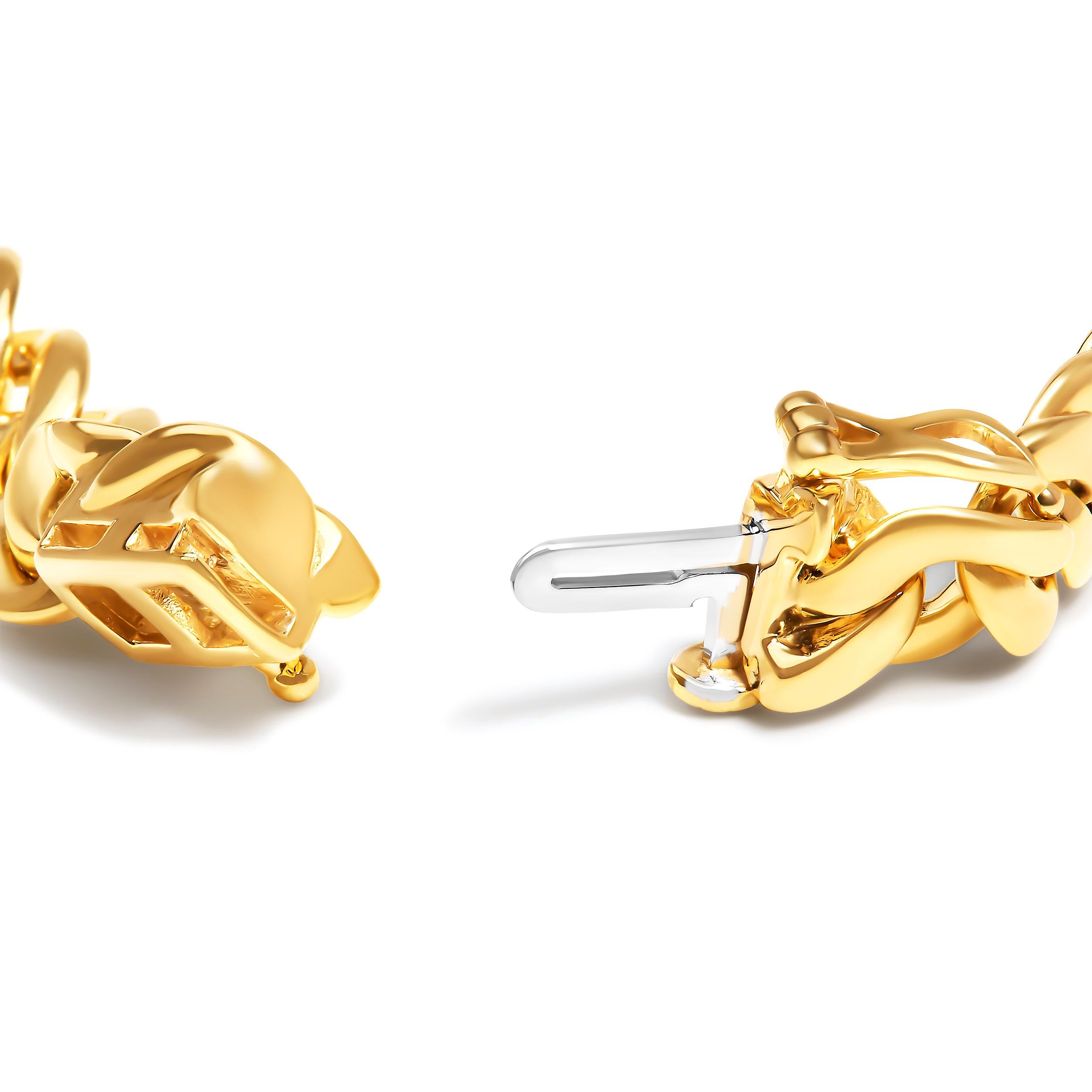 Encierra elegancia atemporal y simbolismo espiritual con esta exquisita pulsera de plata de ley .925 bañada en oro amarillo de 14 quilates, diseñada para el caballero exigente. Esta pieza, que mide 7,25 pulgadas, está elaborada con un eslabón cubano