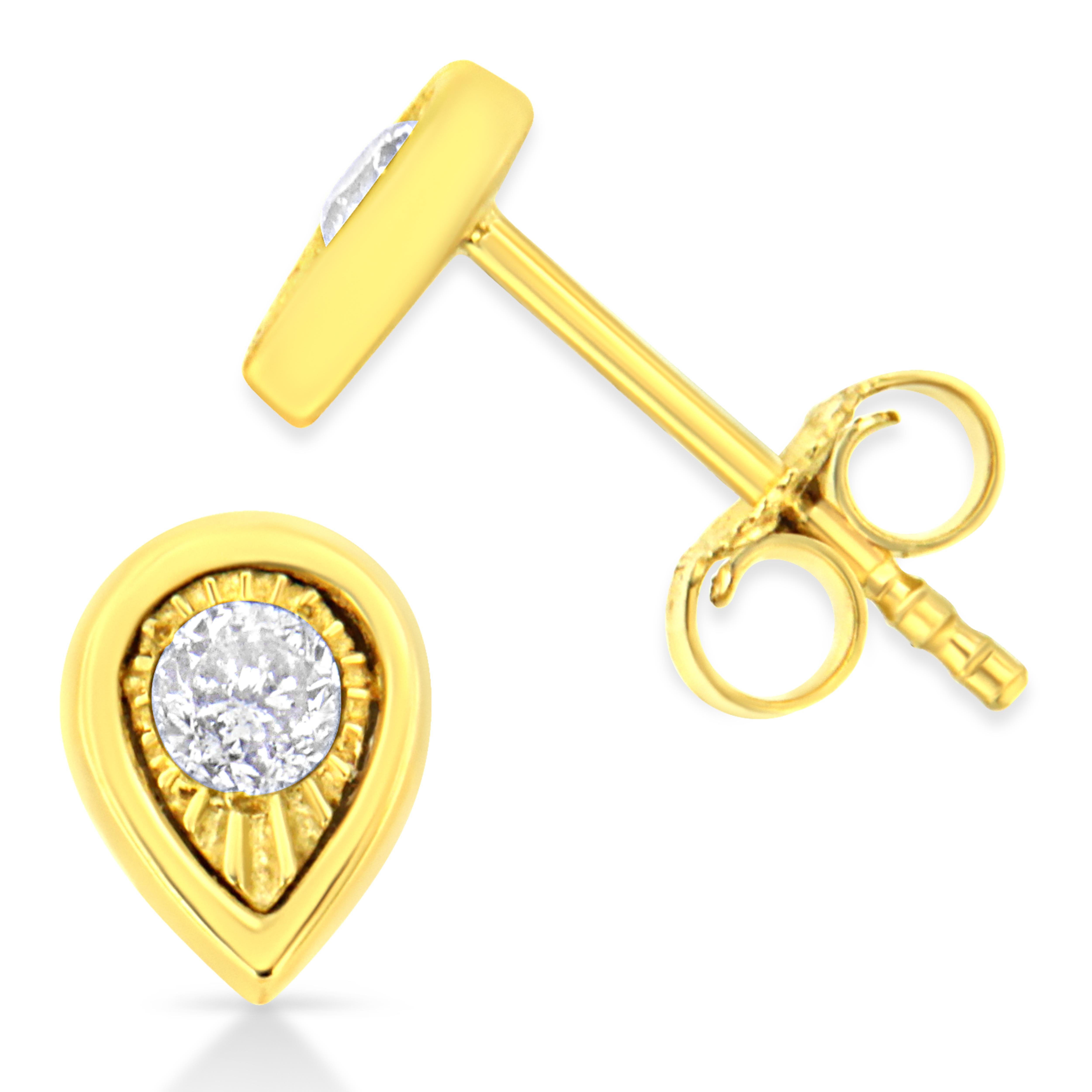 Clous d'oreilles en or jaune plaqué argent sterling avec diamants en forme de poire de 1/10 carat Neuf - En vente à New York, NY