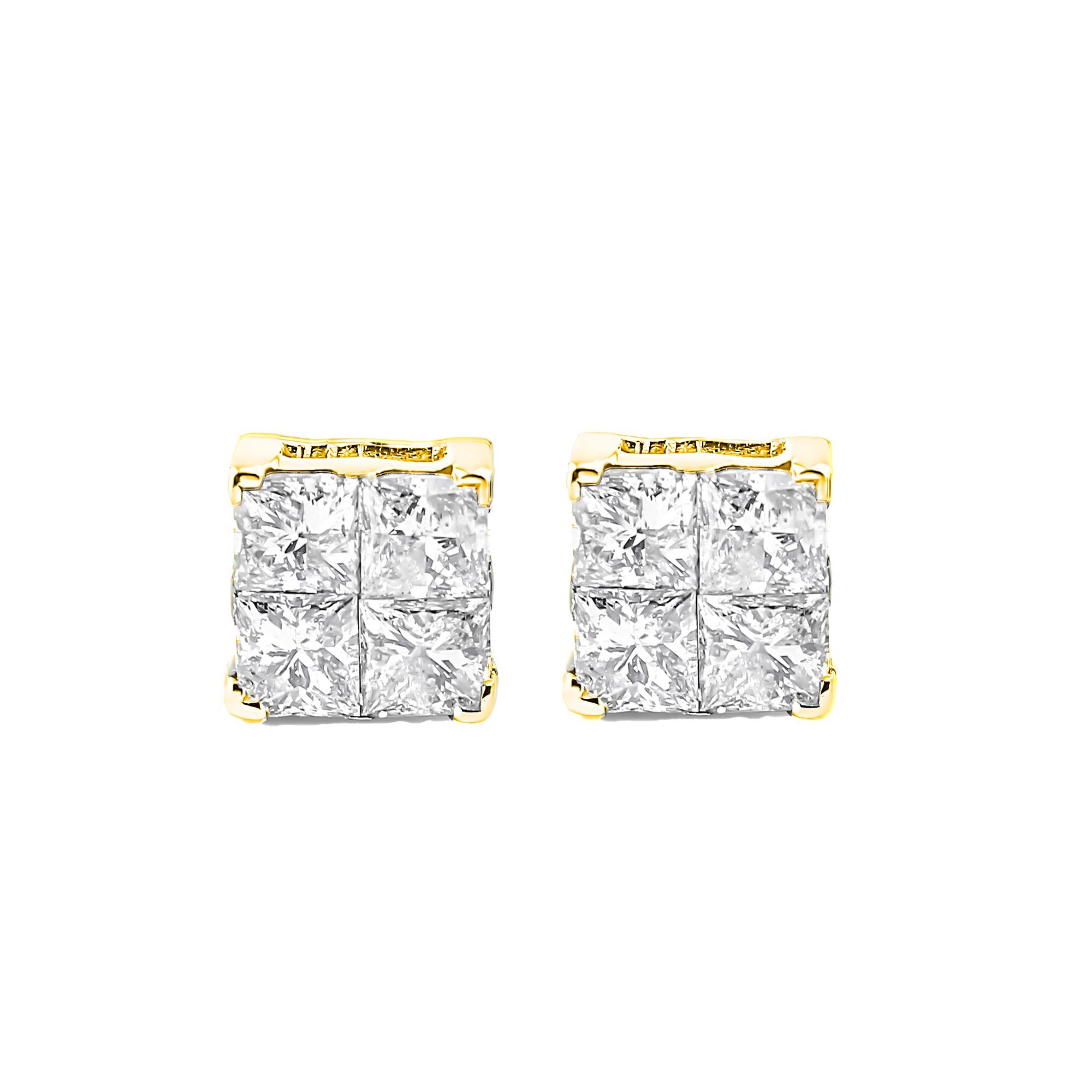 Questi classici e bellissimi orecchini con perno presentano 1ct TDW di splendidi diamanti naturali con taglio a principessa. Quattro diamanti taglio princess in una montatura invisibile creano una pietra più grande che cattura la luce in modo unico.