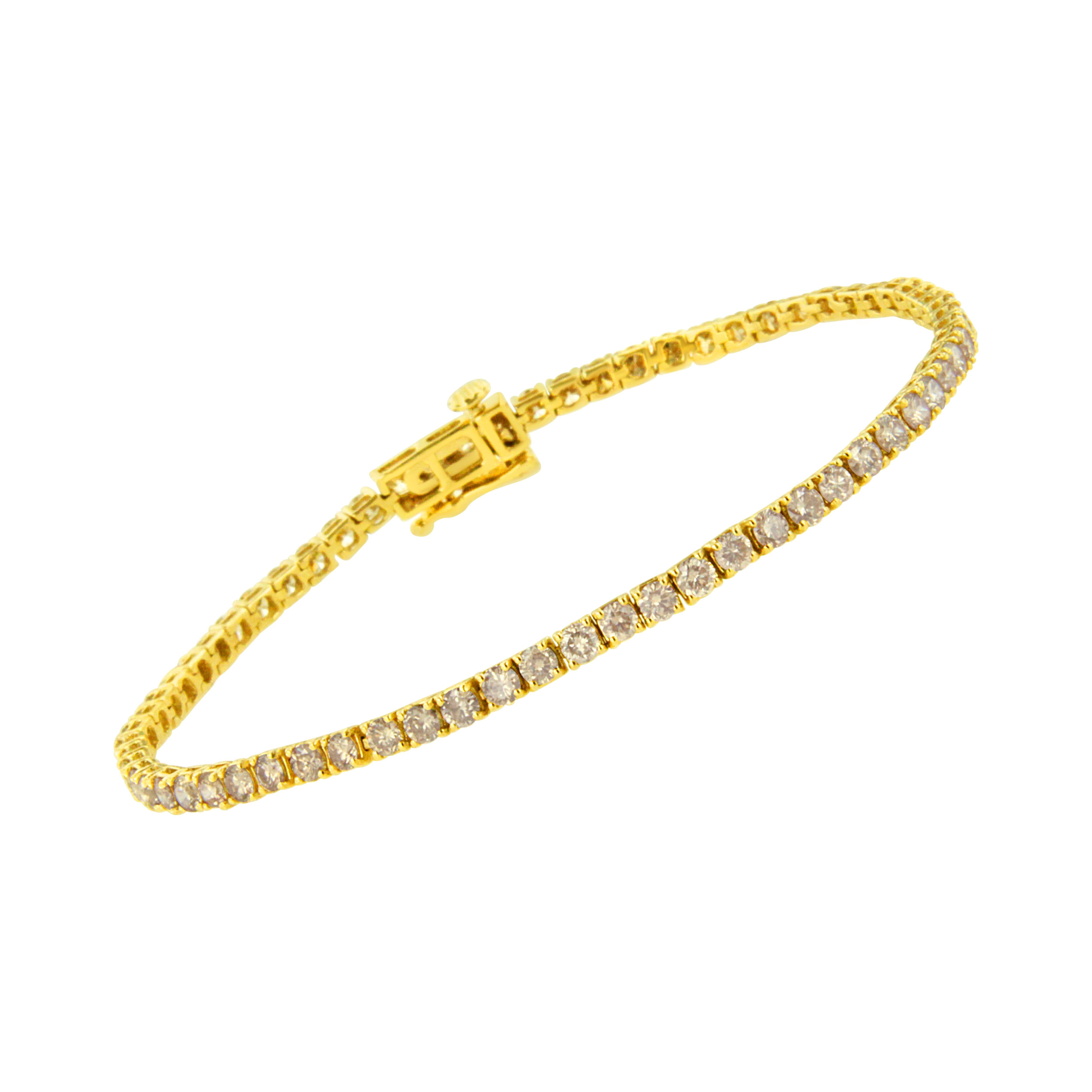 Vous ne pouvez pas vous tromper avec ce bracelet de tennis en argent sterling .925 plaqué or jaune 14k. Cette pièce classique est ornée de superbes diamants de couleur K.L.A. sertis à 4 pinces. Les diamants naturels de taille ronde brillent dans ce