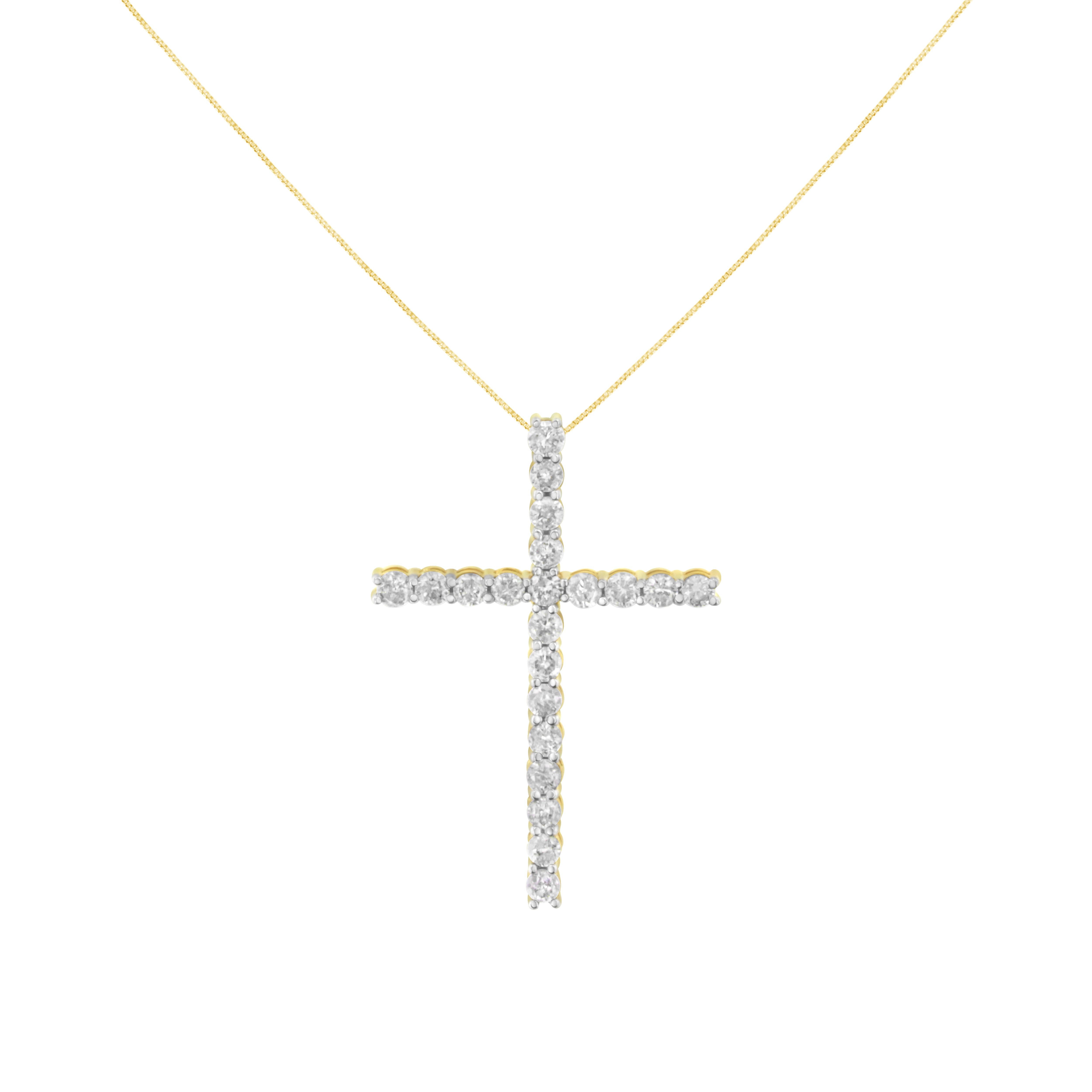 Laissez votre foi briller avec ce superbe pendentif en forme de croix en argent sterling plaqué or jaune 10k. Élégante démonstration de foi, cette belle pièce est composée de 4 carats de diamants de taille ronde dans un sertissage à griffes. Livré