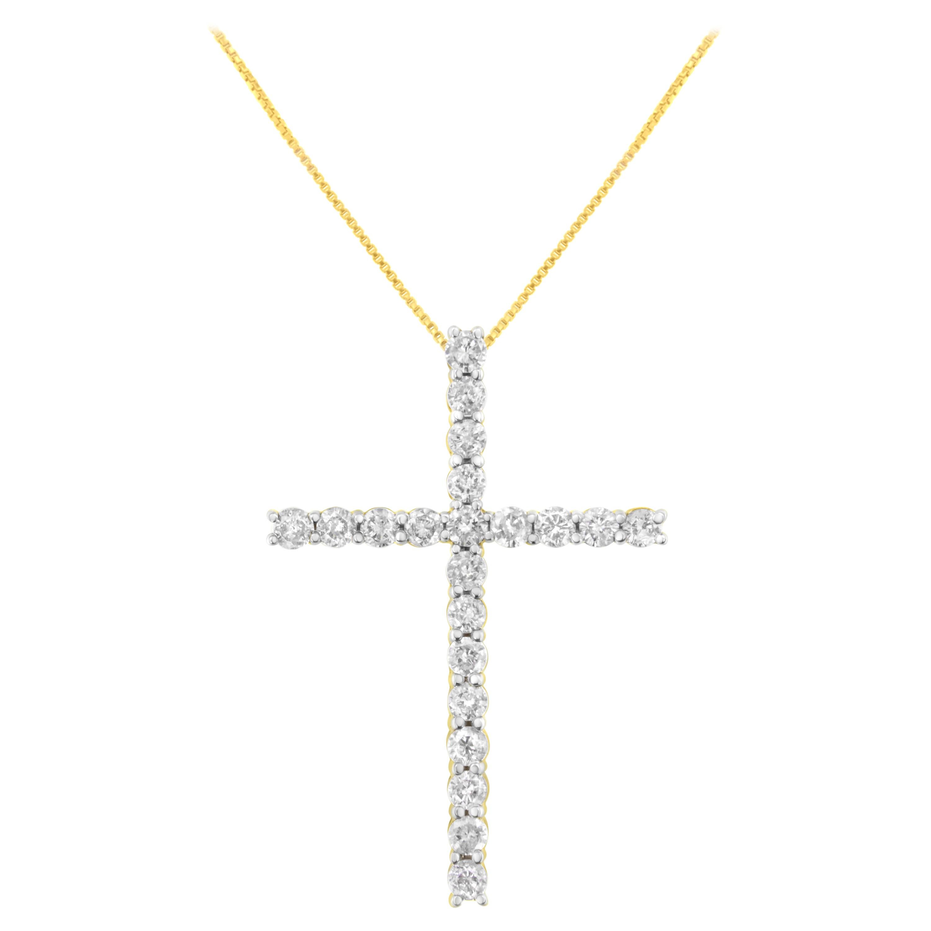 Collier pendentif croix en or jaune plaqué argent sterling avec diamants de 4,0 carats en vente