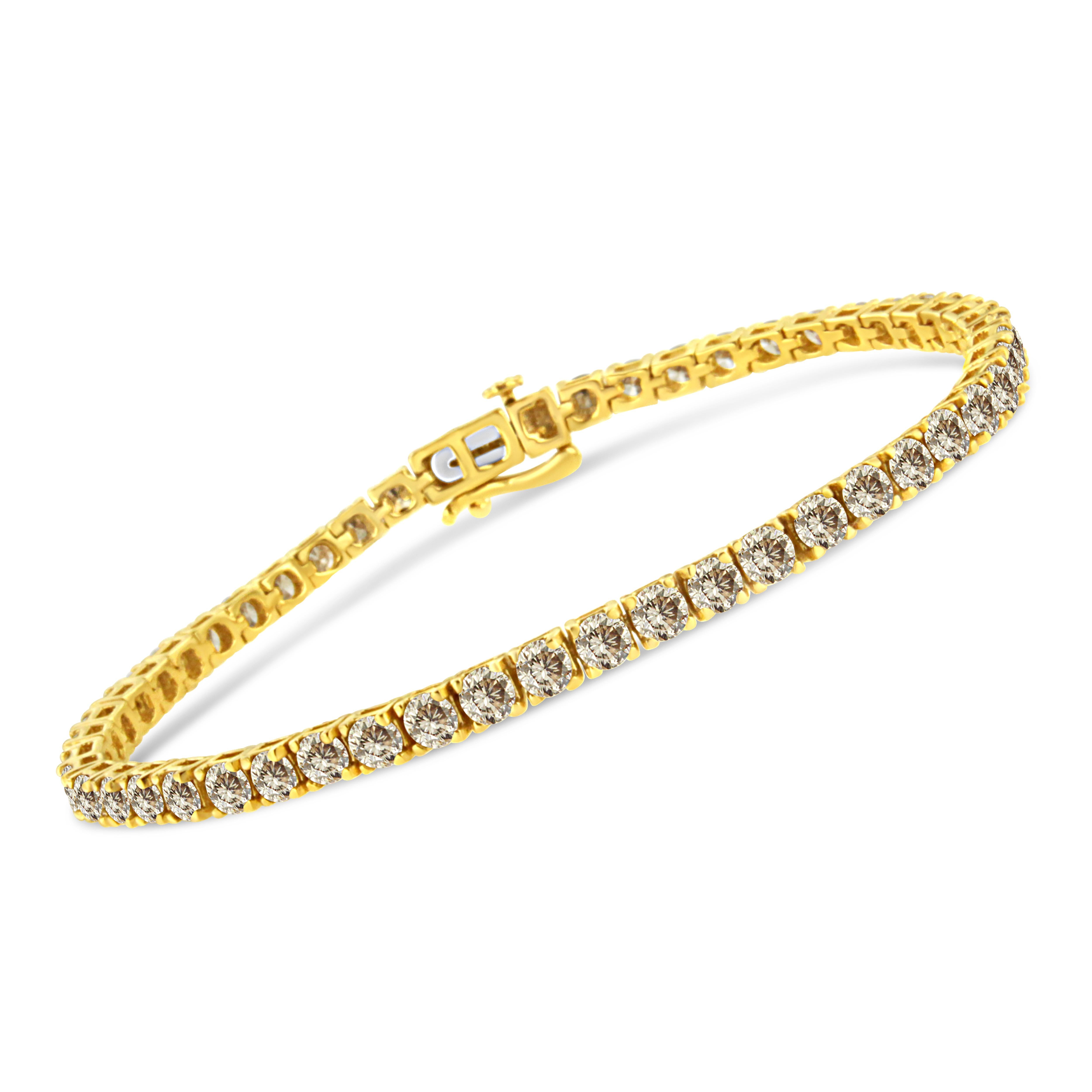 Eleve su atuendo con el aspecto lujoso de esta magnífica pulsera tenis de diamantes. Elaborado en la mejor plata de ley .925 chapada en oro amarillo de 14k, este espectacular diseño presenta 52 deslumbrantes diamantes naturales, cada uno con un