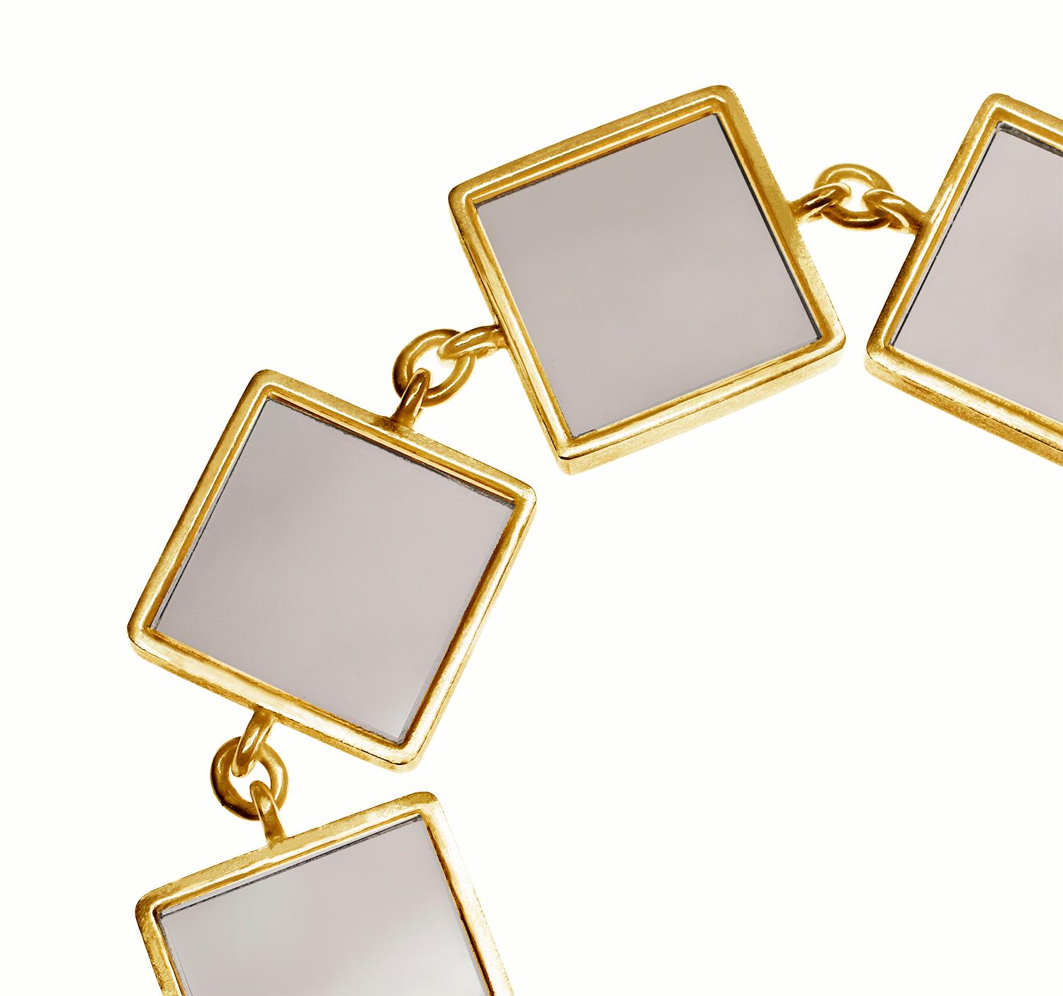 Ce bracelet de style Art déco de l'artiste est fabriqué en argent sterling plaqué d'or jaune, orné de sept pierres de quartz fumé foncé de 15x15x3mm. La collection présentant ce bracelet a été présentée dans les magazines Harper's Bazaar UA et Vogue