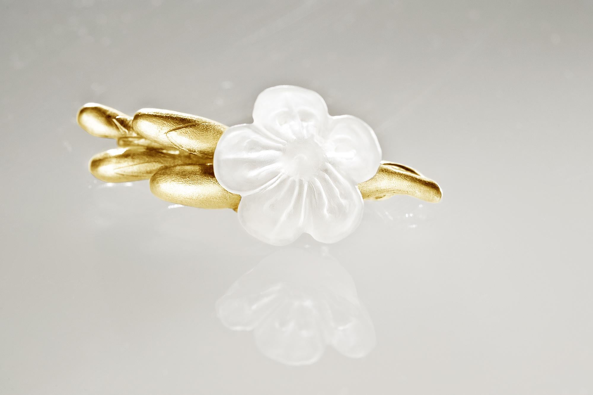 Yellow Gold-Plated Sterling Silver Contemporary Brooch with Quartz Flower In New Condition For Sale In Berlin, DE