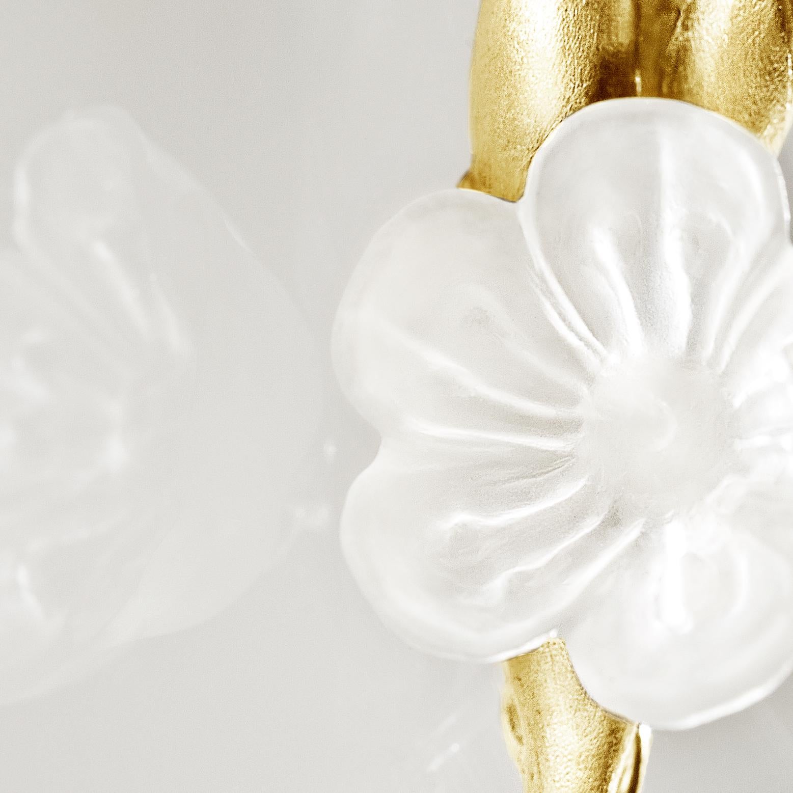 Cette paire de boucles d'oreilles contemporaine de la collection Freesia présente des fleurs de quartz fabriquées à la main et serties dans de l'argent sterling plaqué or jaune. La collection a été conçue par Polya Medvedeva, une peintre à l'huile
