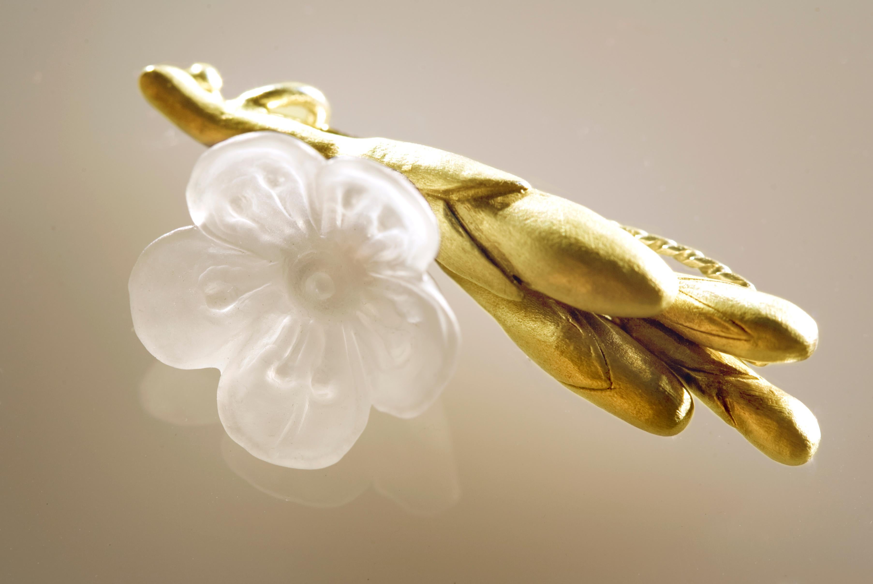 Boucles d'oreilles contemporaines en argent sterling plaqué or jaune avec fleur en quartz en vente 3
