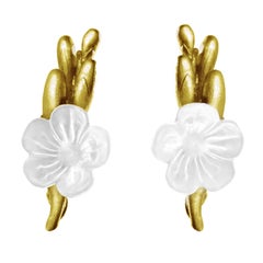 Boucles d'oreilles contemporaines en argent sterling plaqué or jaune avec fleur en quartz