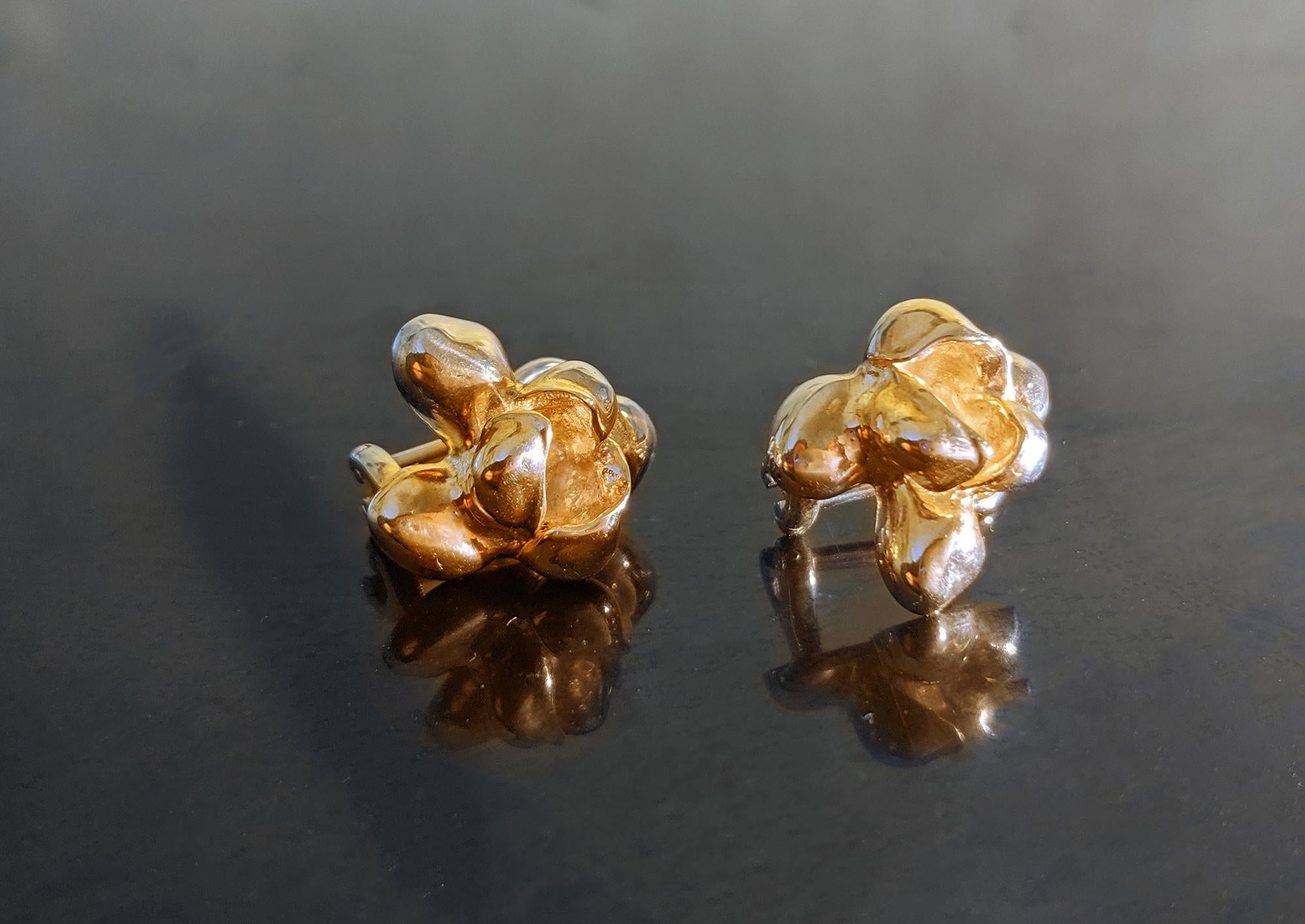 These Iris Blossom stud earrings feature a contemporary, transformer design. Made of yellow gold-plated sterling silver, they were chosen by German actress Anne Ratte-Polle to complement her stage outfit when receiving the Bavarian Film Award.

The