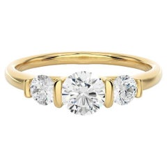Anillo de compromiso de tres piedras con moissanita en plata de ley chapada en oro amarillo
