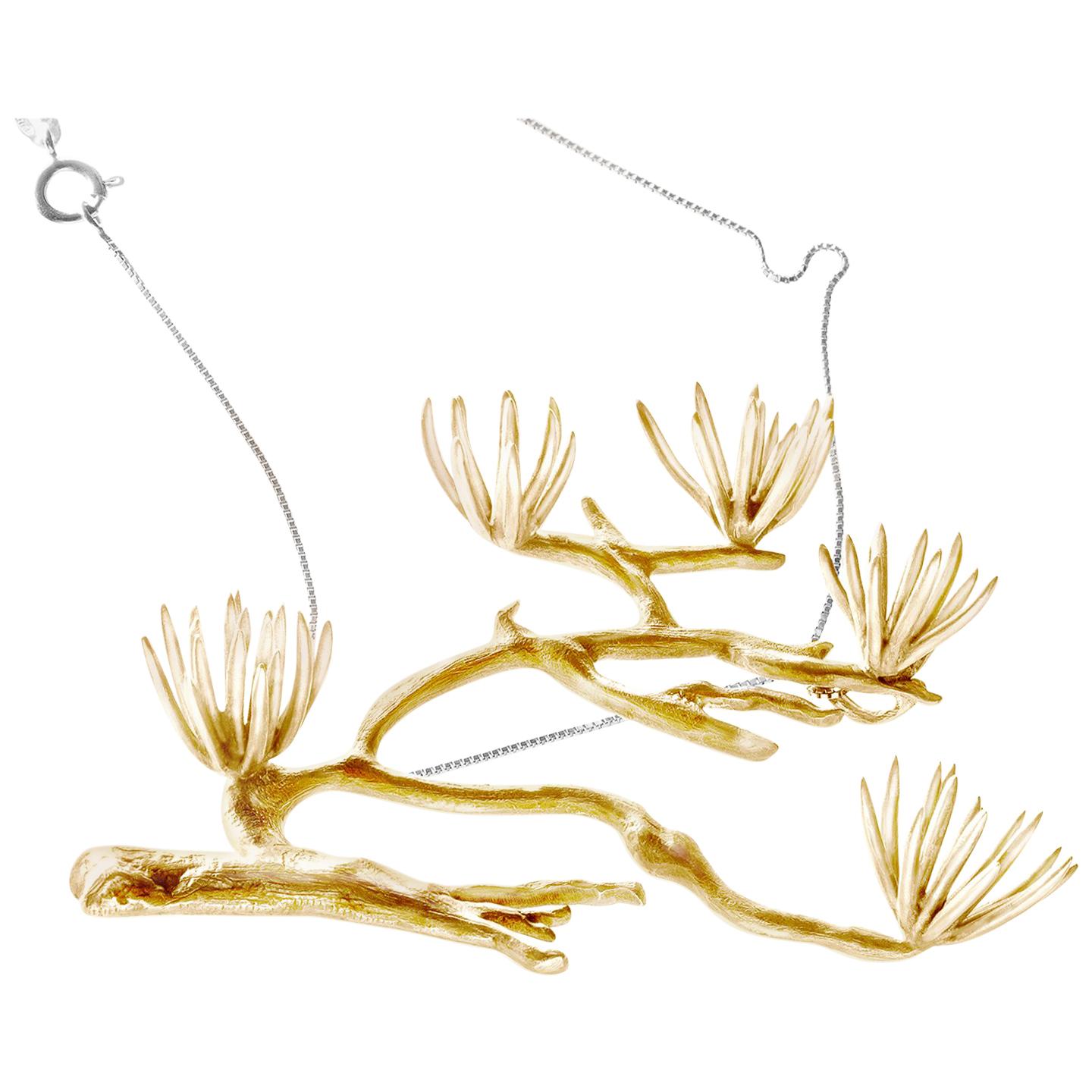 Diese gelbvergoldete Pine-Halskette aus Sterlingsilber wurde in der Vogue UA und im Another Magazine UK vorgestellt. Die Inspiration für die Kiefer-Kollektion leitet sich aus der japanischen und chinesischen Tuschemalerei ab, in der