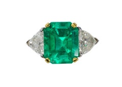 Gelbgold & Platin – Smaragd im Smaragdschliff und Diamant im Trillion-Schliff – Dreistein-Ring
