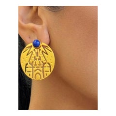 Pendientes de disco bañados en oro amarillo con acento de cabujón de lapislázuli