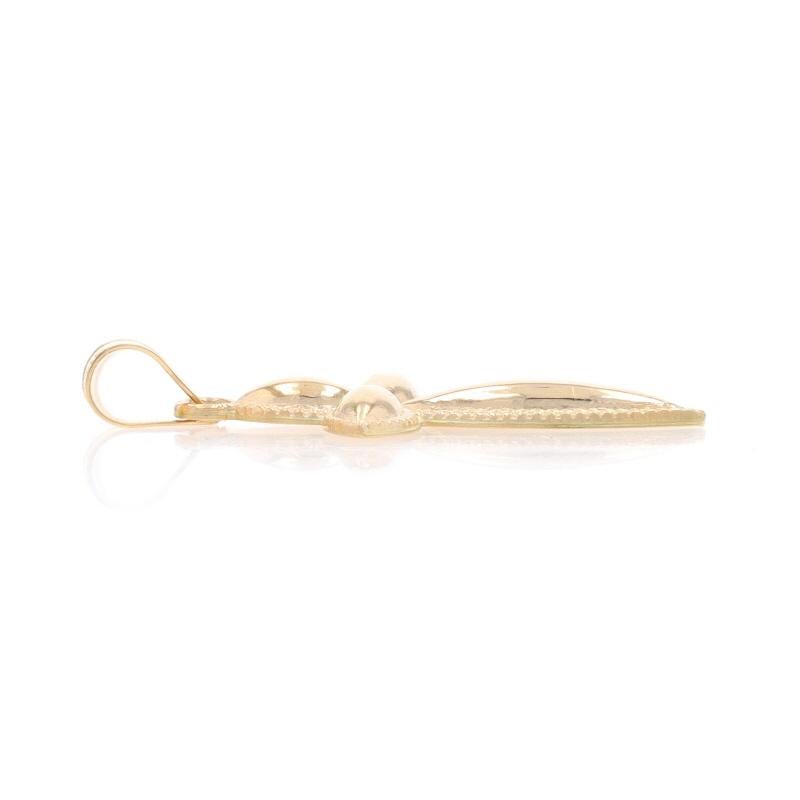 Pendentif croix pointue en or jaune - 14k Faith Milgrain Excellent état - En vente à Greensboro, NC