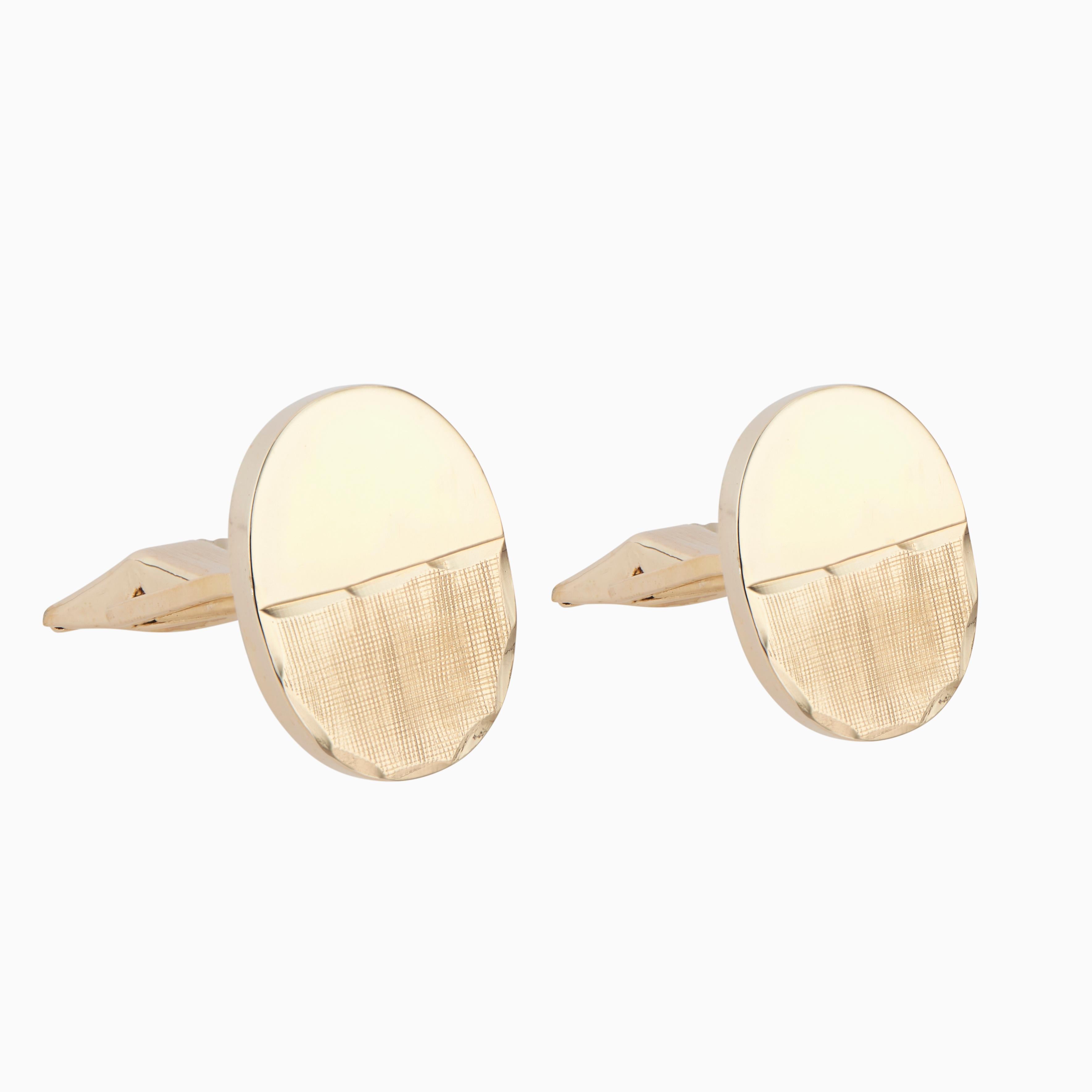 Oval polished and textured 14k yellow gold cufflinks 

14k yellow gold 
Stamped: 14k
6.9 grams
Top to bottom: 13.6mm or .5 Inch
Width: 18.2mm or .75 Inch
Depth or thickness: 2.2mm
