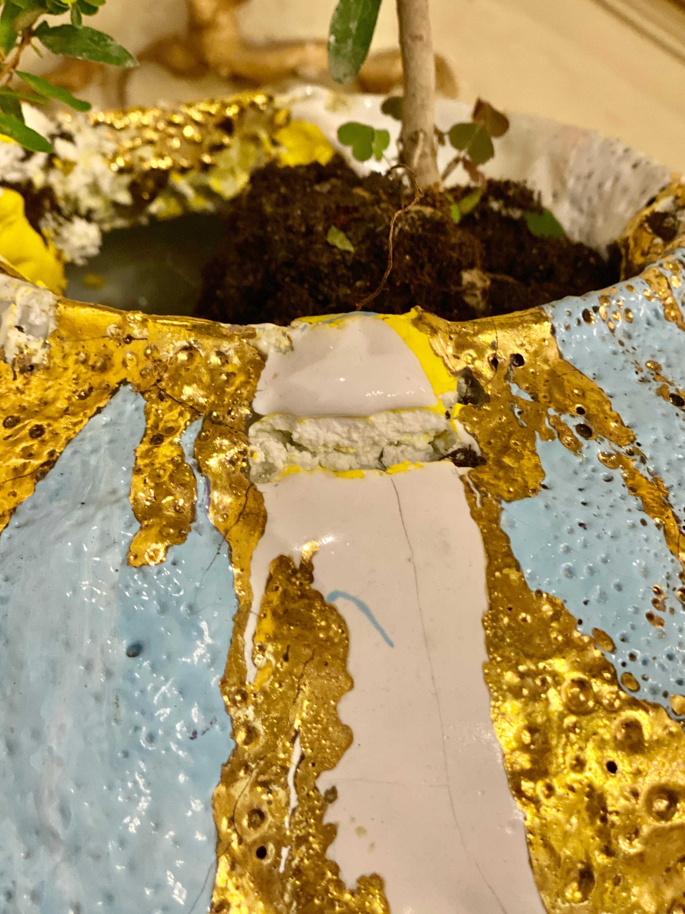 Italiano Vaso contemporaneo in porcellana gialla e oro fatto a mano in vendita