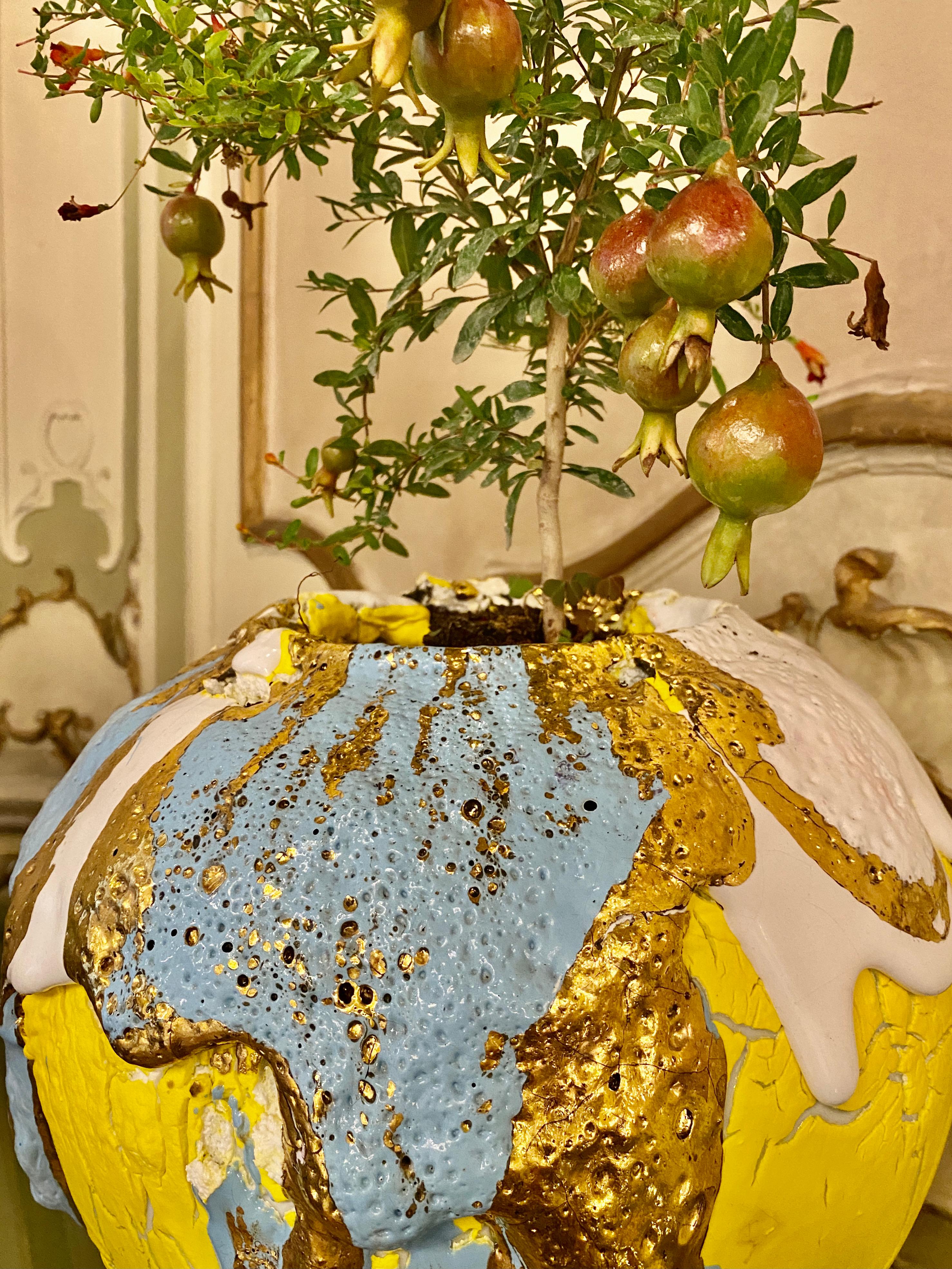 Porcellana Vaso contemporaneo in porcellana gialla e oro fatto a mano in vendita