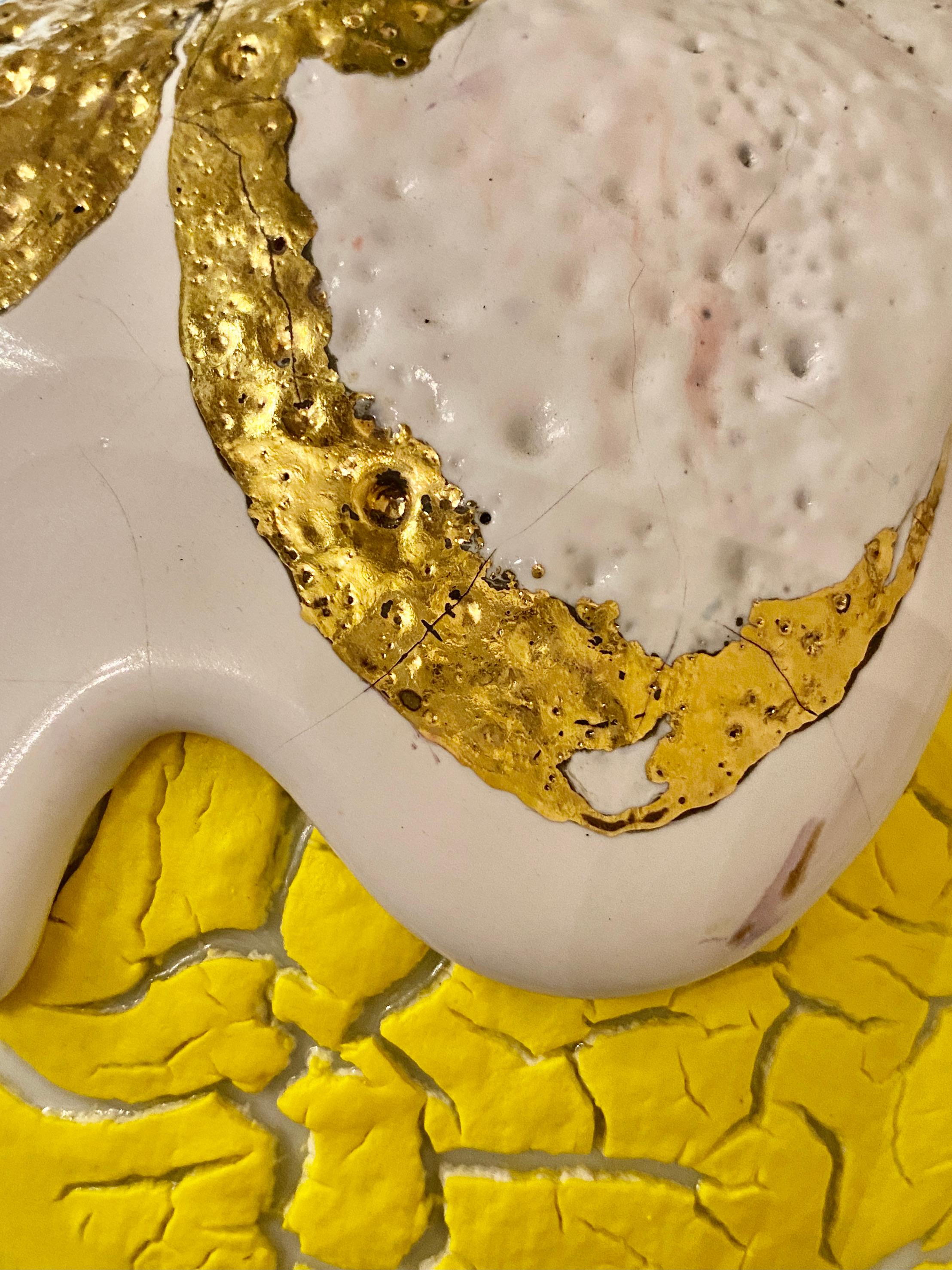 Vaso contemporaneo in porcellana gialla e oro fatto a mano in vendita 1
