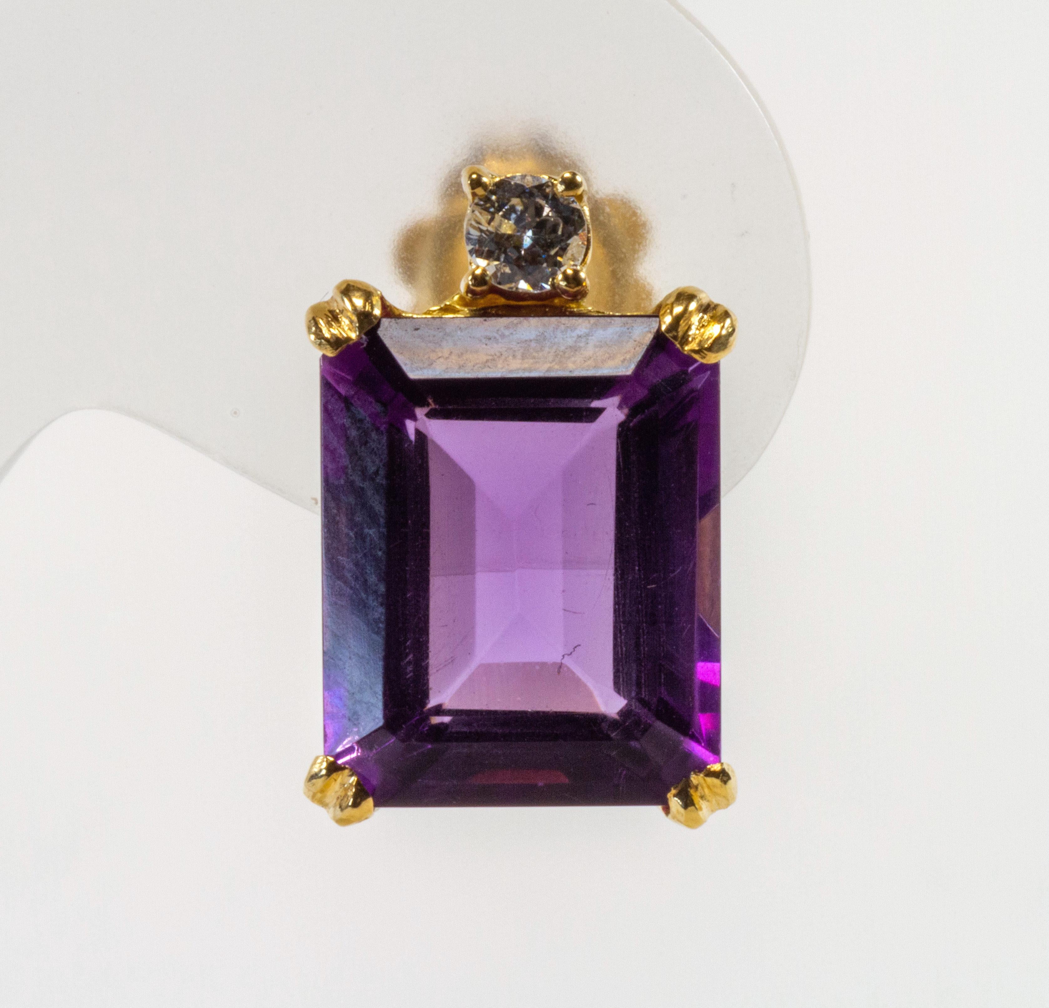Beautiful 18-karat yellow gold earrings with emerald-cut amethysts topped with a diamond.
The earrings contain:
- 2 amethysts, emerald cut, deep purple color, dimensions 12 mm x 10 mm, total carats 7.2 approx
- 2 natural diamonds, brilliant cut,