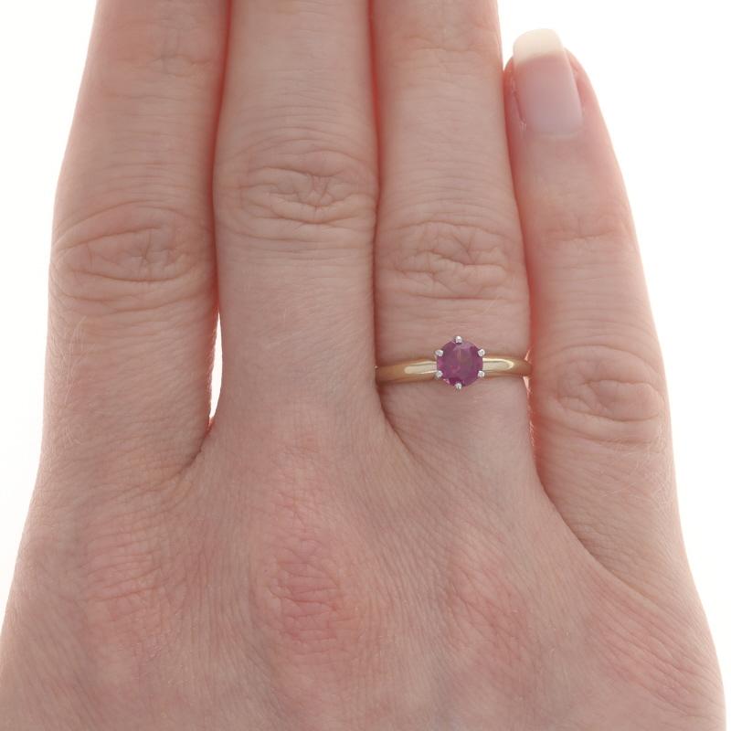 Solitär-Ring aus Gelbgold mit lila Turmalin - 14k rund .45ct Verlobungsring (Rundschliff) im Angebot