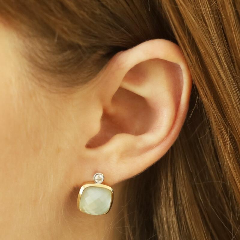 Contenu métallique : Or jaune 14k et or blanc 14k

Informations sur les pierres
Quartz naturel sur nacre
Taille : Cabochon coussin en damier
Couleur : vert clair
Taille : 10 mm

Diamants naturels
Carat(s) : .14ctw
Coupe : Brillant rond
Couleur : G -