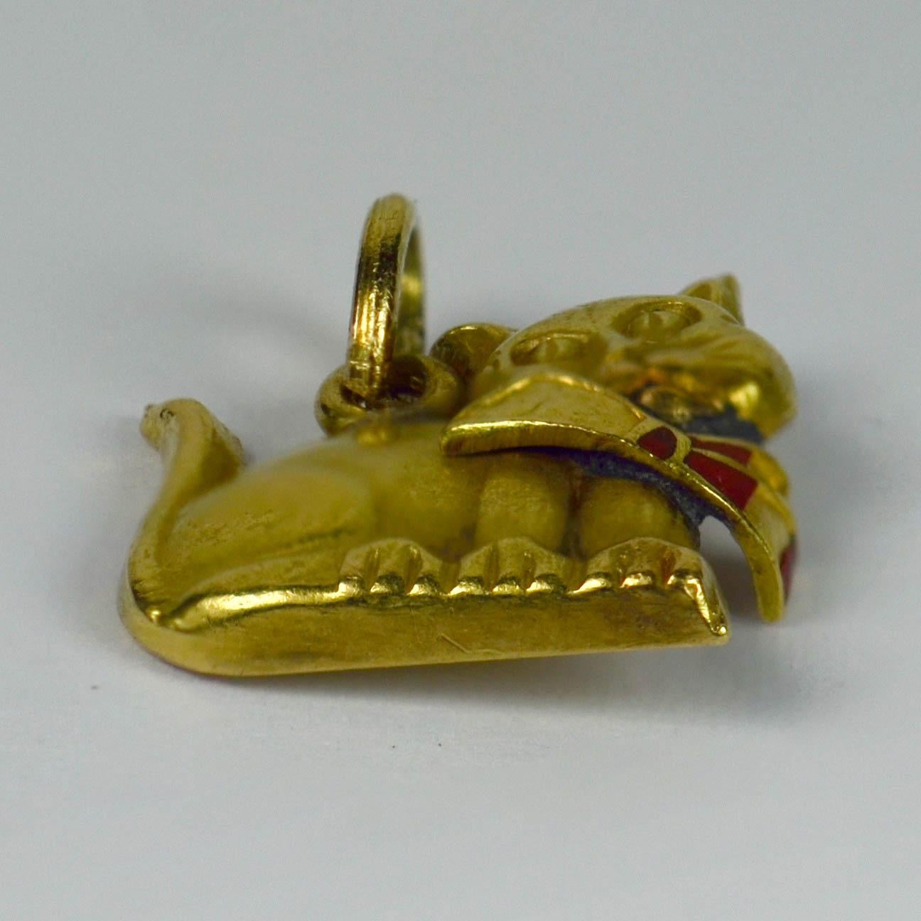 An 18 karat yellow gold charm pendant designed as a cat in relief with a red enamel bow. Marked 18K.
Losses to the enamel and abrasions to the cat. Old solder repair to bow.

Dimensions: 1.1 x 1 x 0.2 cm
Weight: 0.70 grams