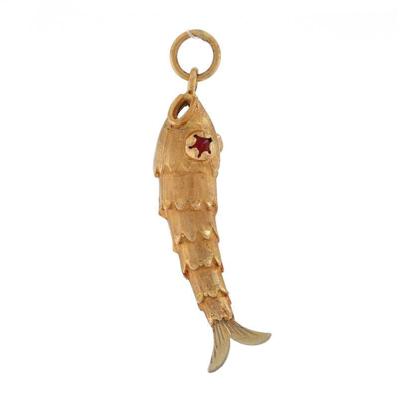Epoche: Vintage By

Metallgehalt: 18k Gelbgold

MATERIAL Informationen

MATERIAL: Glas
Schliff: Runder Cabochon
Farbe: Rot

Thema: Fische, Wasserleben
Merkmale: Geätzte Detaillierung

Messungen

Höhe (vom stationären Bügel): 1 9/16