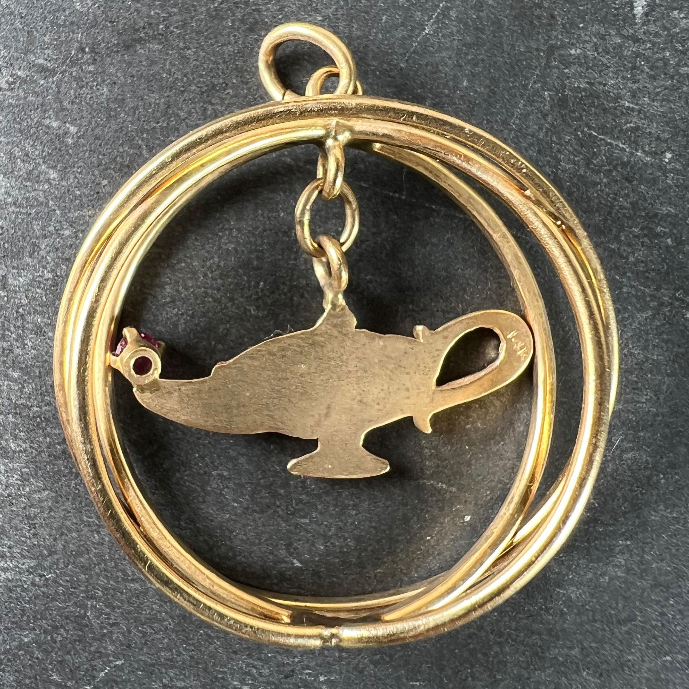 Taille ronde Lampe génie en or jaune et rubis rouge, grand pendentif à breloque cinétique en vente