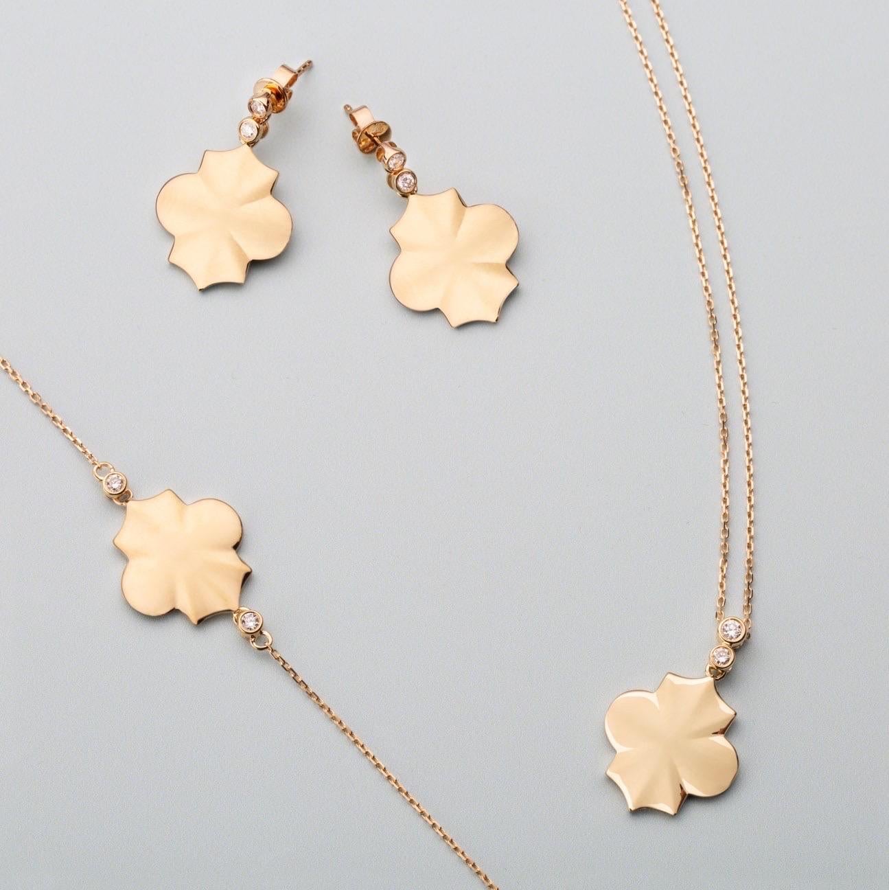 Ti presentiamo la collana Regal Diamond in oro giallo, una squisita creazione della Collection'S. Interamente realizzata a mano in lussuoso oro giallo 18 carati, questa collana incarna la bellezza architettonica e l'arte senza tempo ispirata da