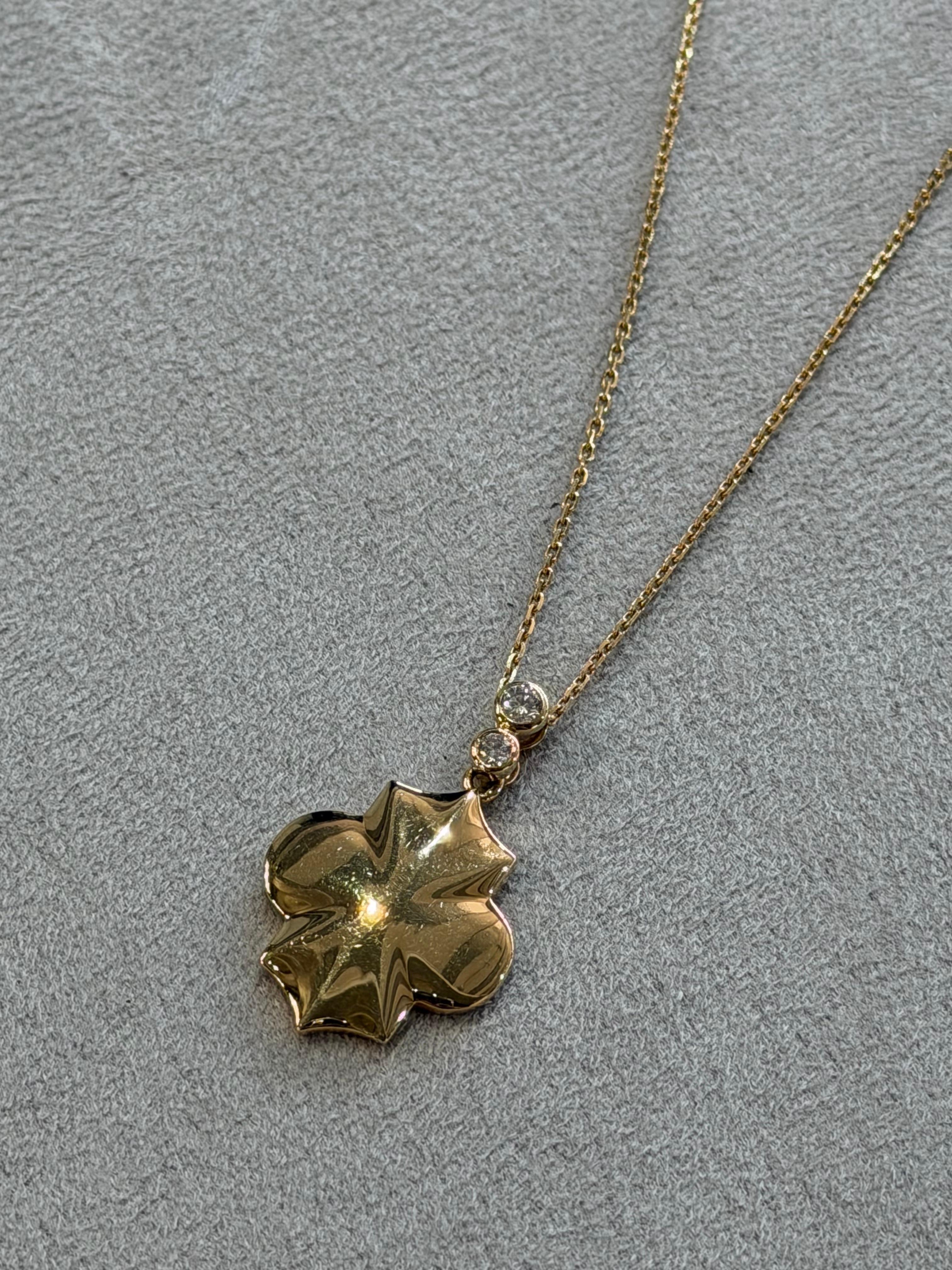 Collana con ciondolo in oro giallo con diamante regale In condizioni Nuovo in vendita a Marlow, GB