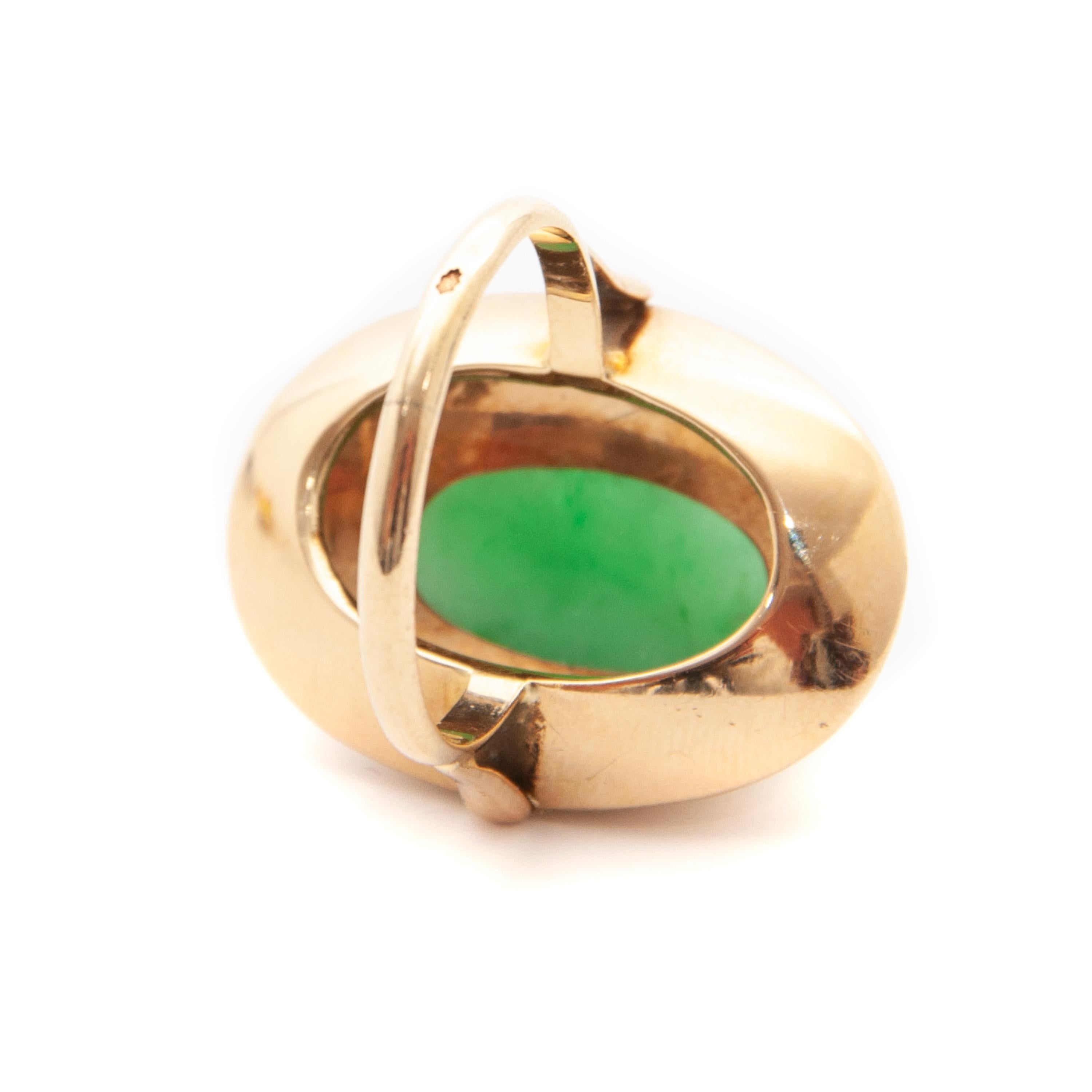 Apple Green Jade 14 Karat Gold Floral Carved Vintage Ring In Good Condition In Rotterdam, NL